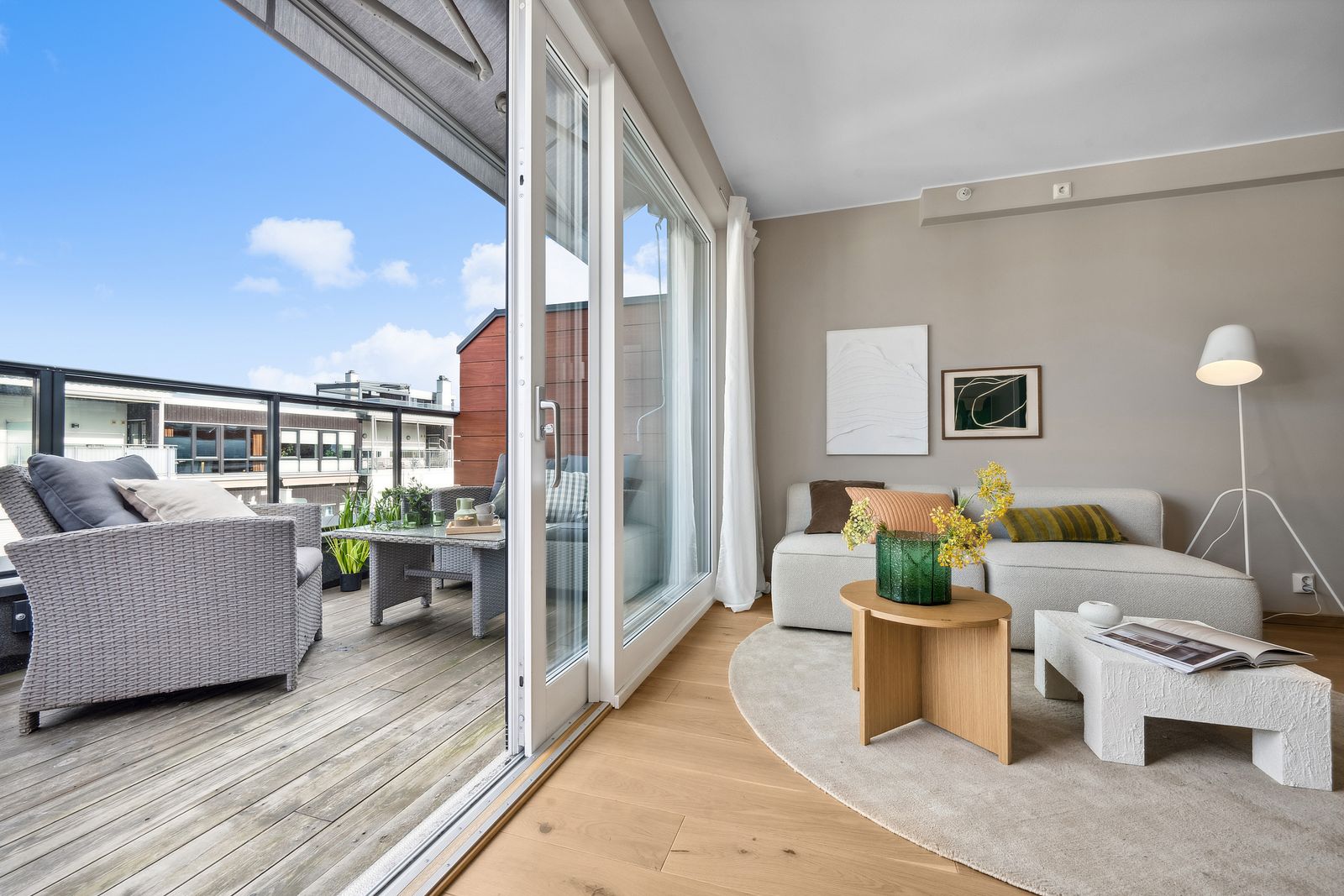 Utgang til stor terrasse