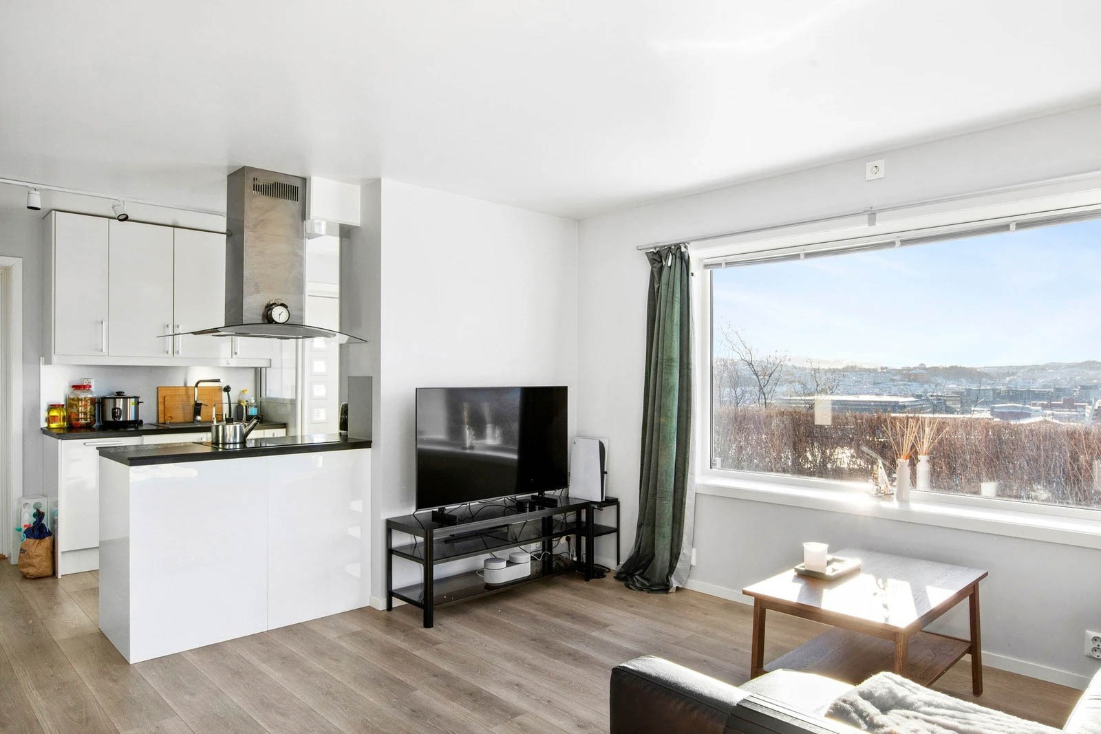 Stue og kjøkken med stort vindu