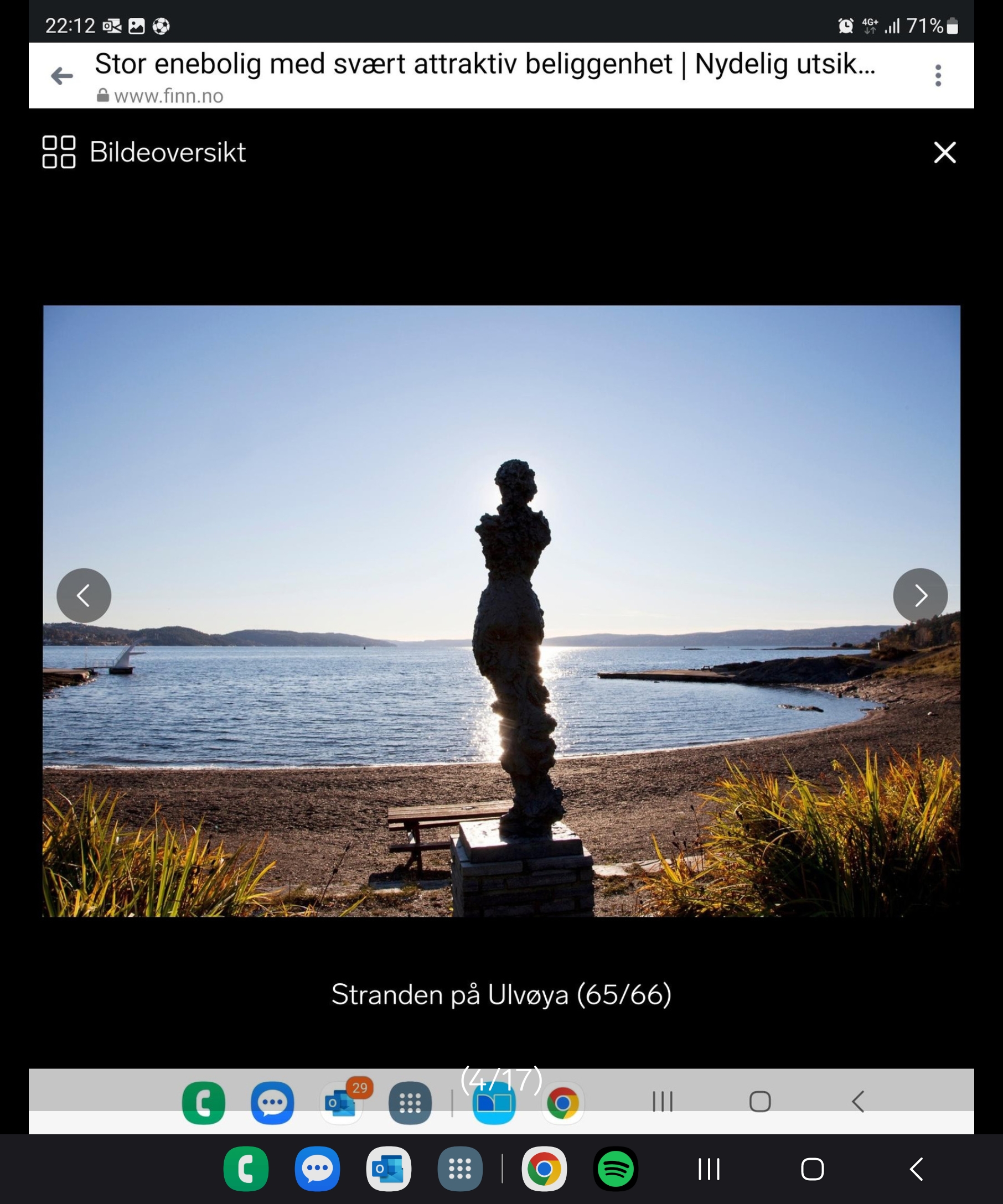 Sydstranden med kiosk, garderober, tennisanlegg og badstuvogn i vinterhalvåret.