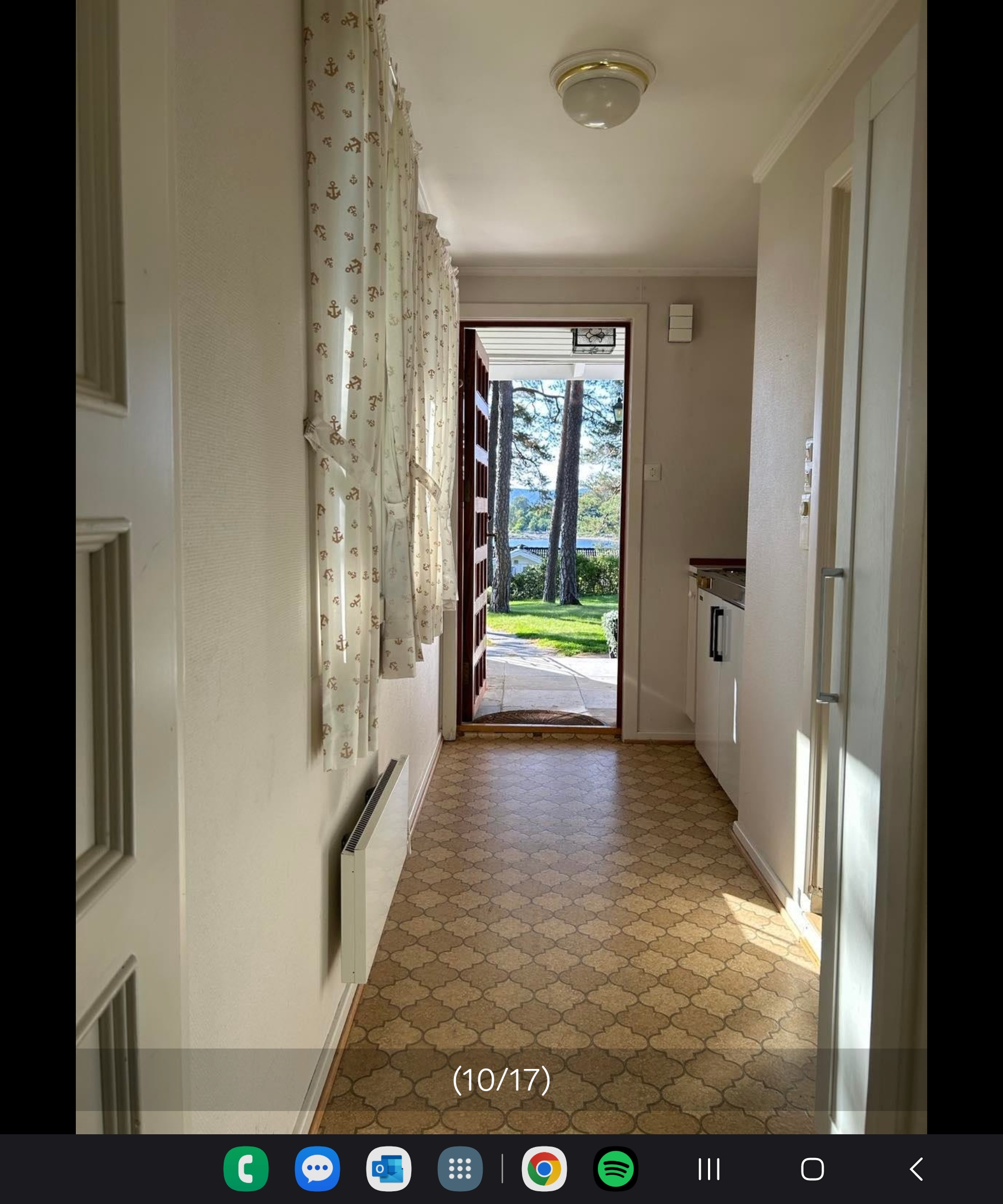 Inngang, gang, hybelkjøkken.