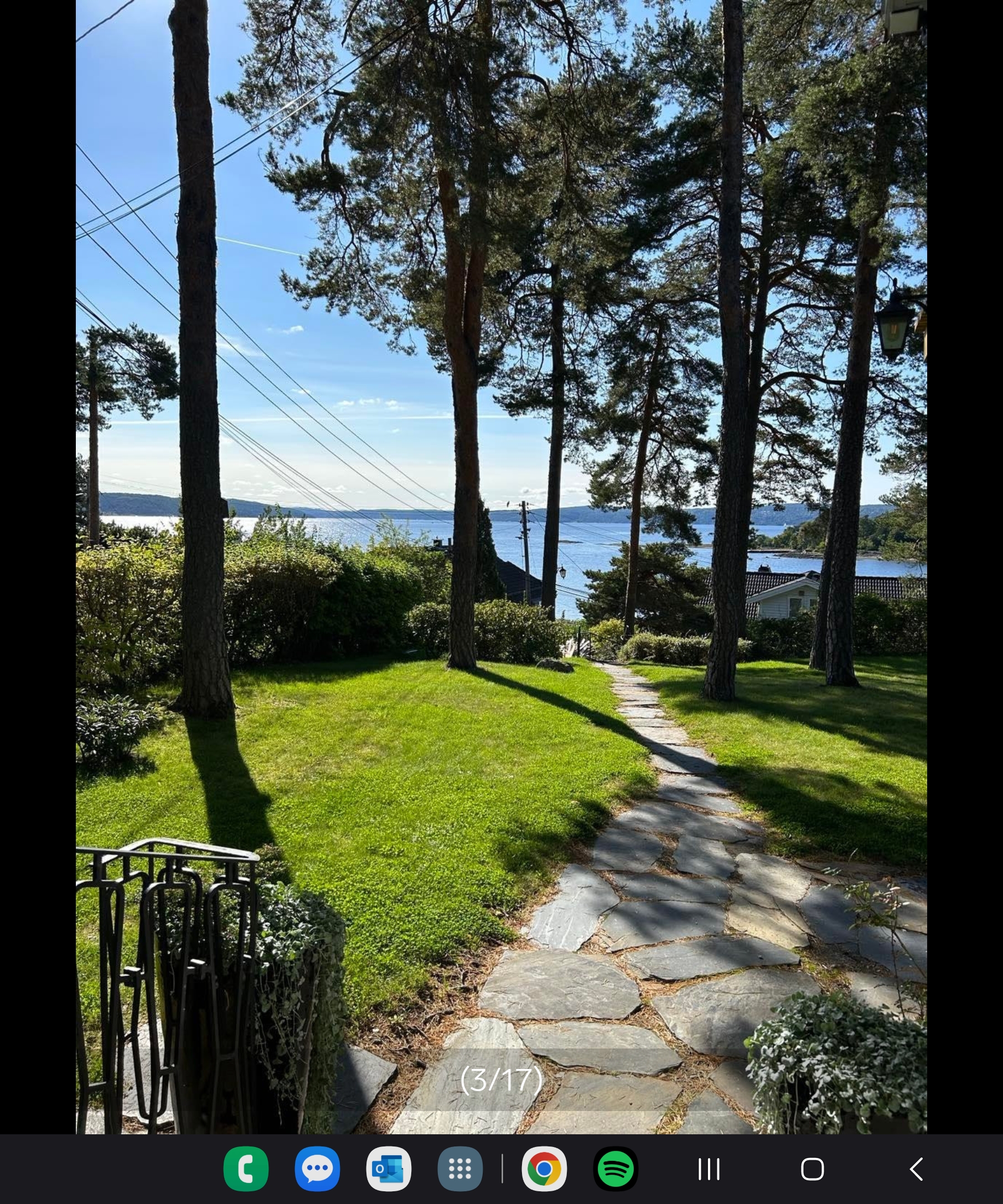 Utsikt fra inngangen til hybelen med adkomst.