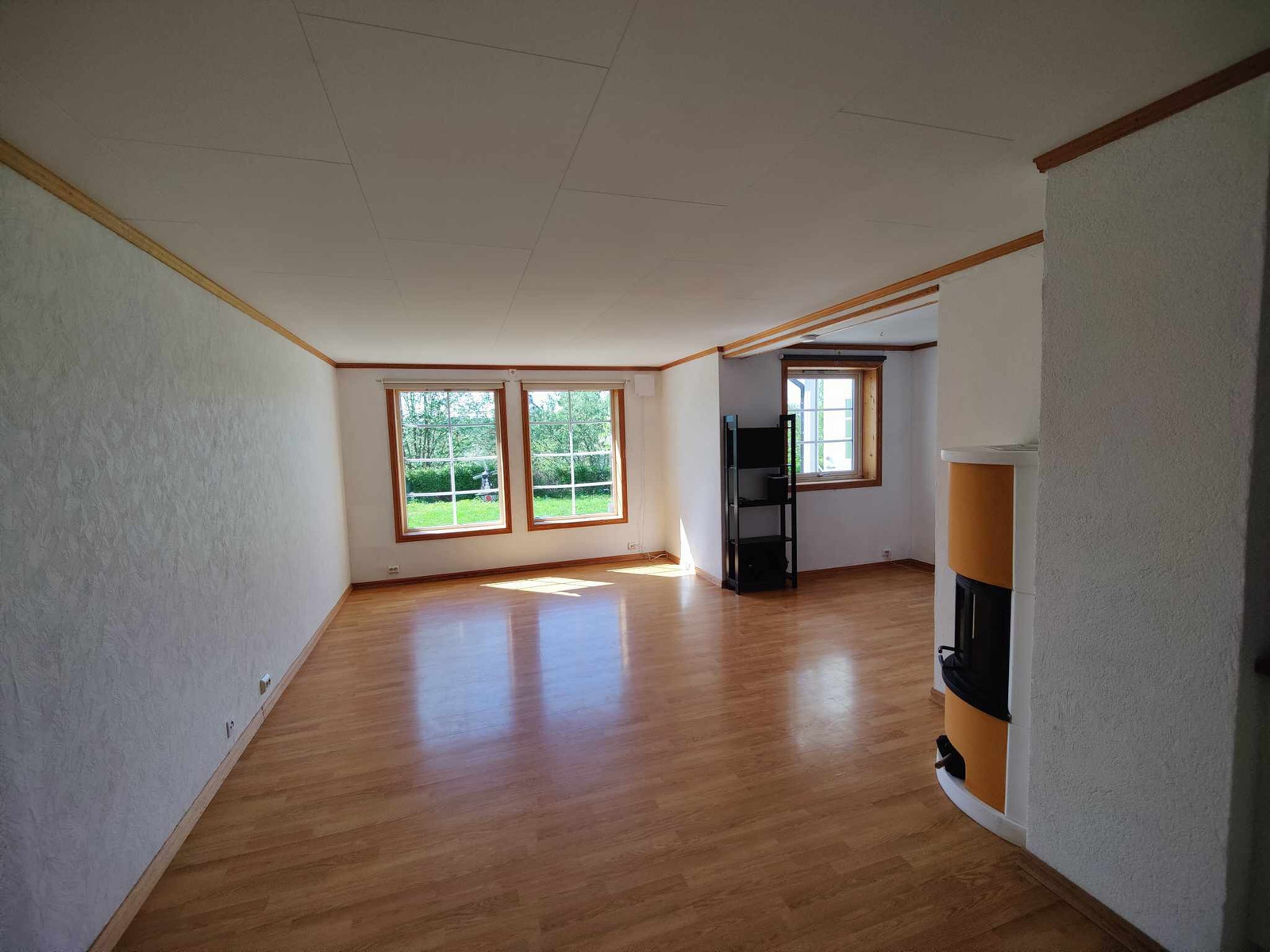Store overflater i stue gir god plass for sofa og tv-område