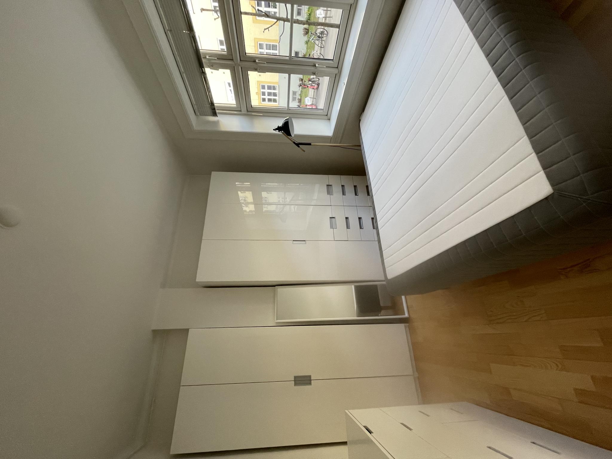 Soverommet kommer med masse oppbevaringsrom i form av klesskap, kommode og bokhylle.