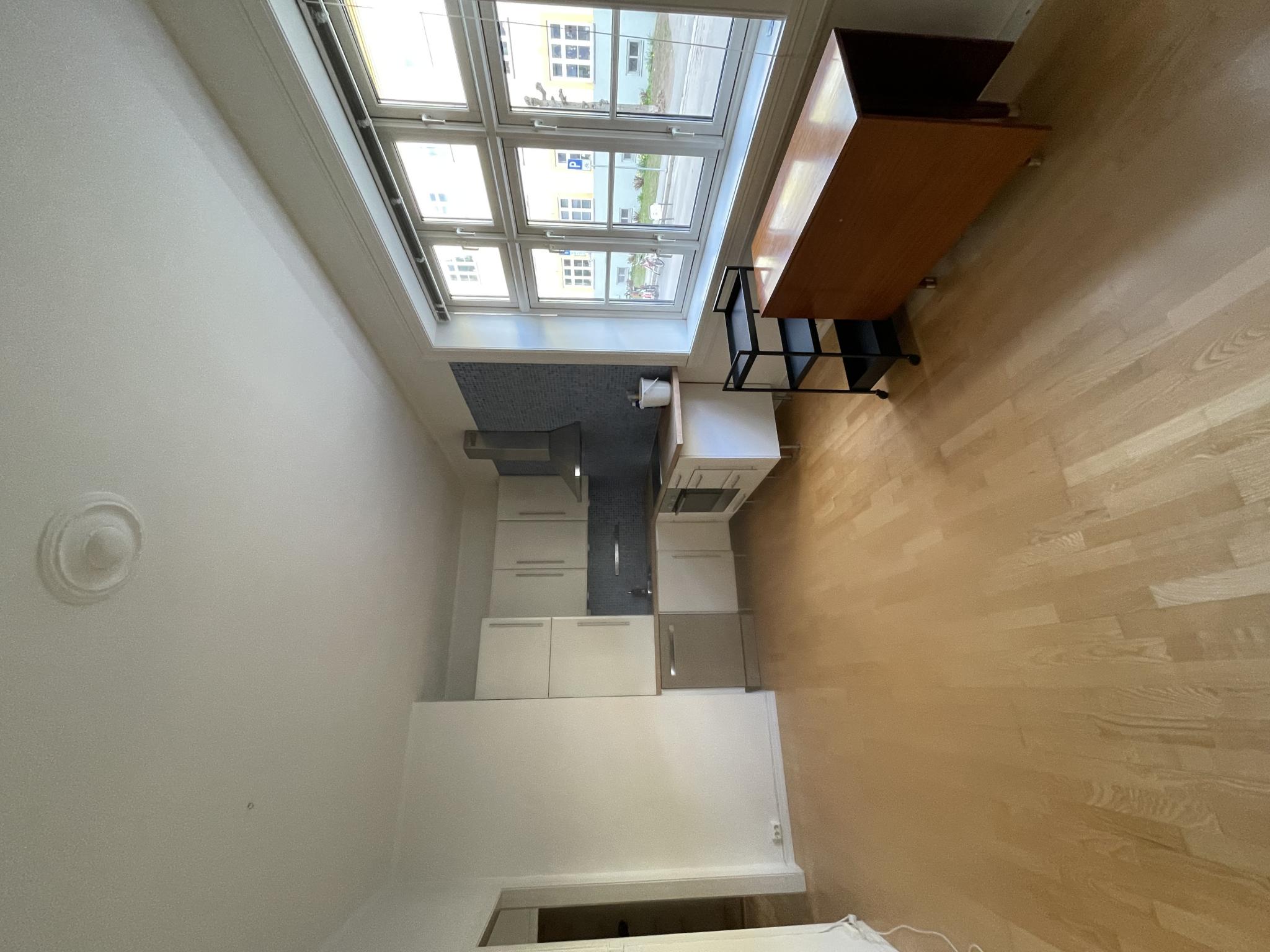 Stue med integrert kjøkken.