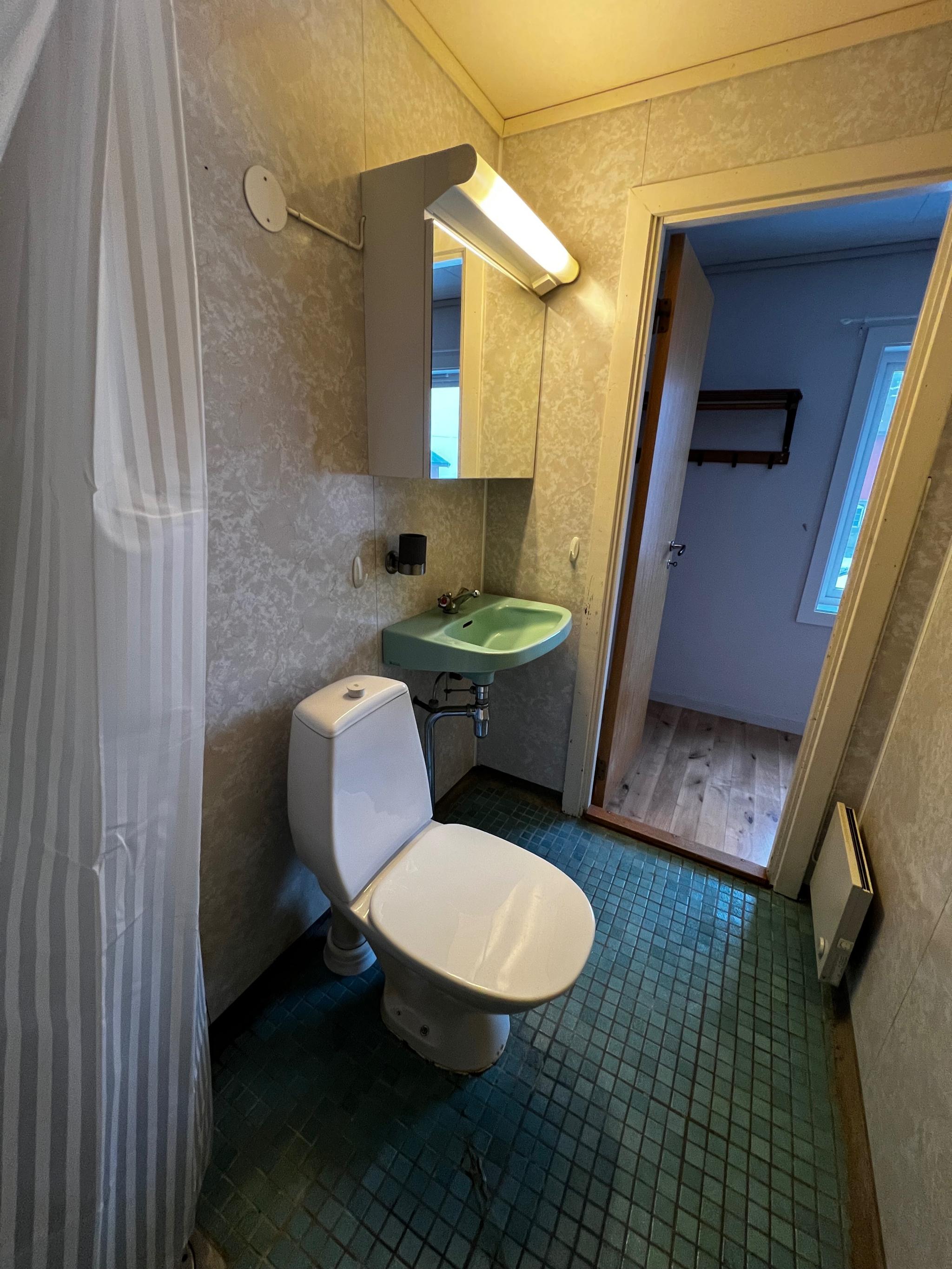 Bad og wc med plass til vaskemaskin