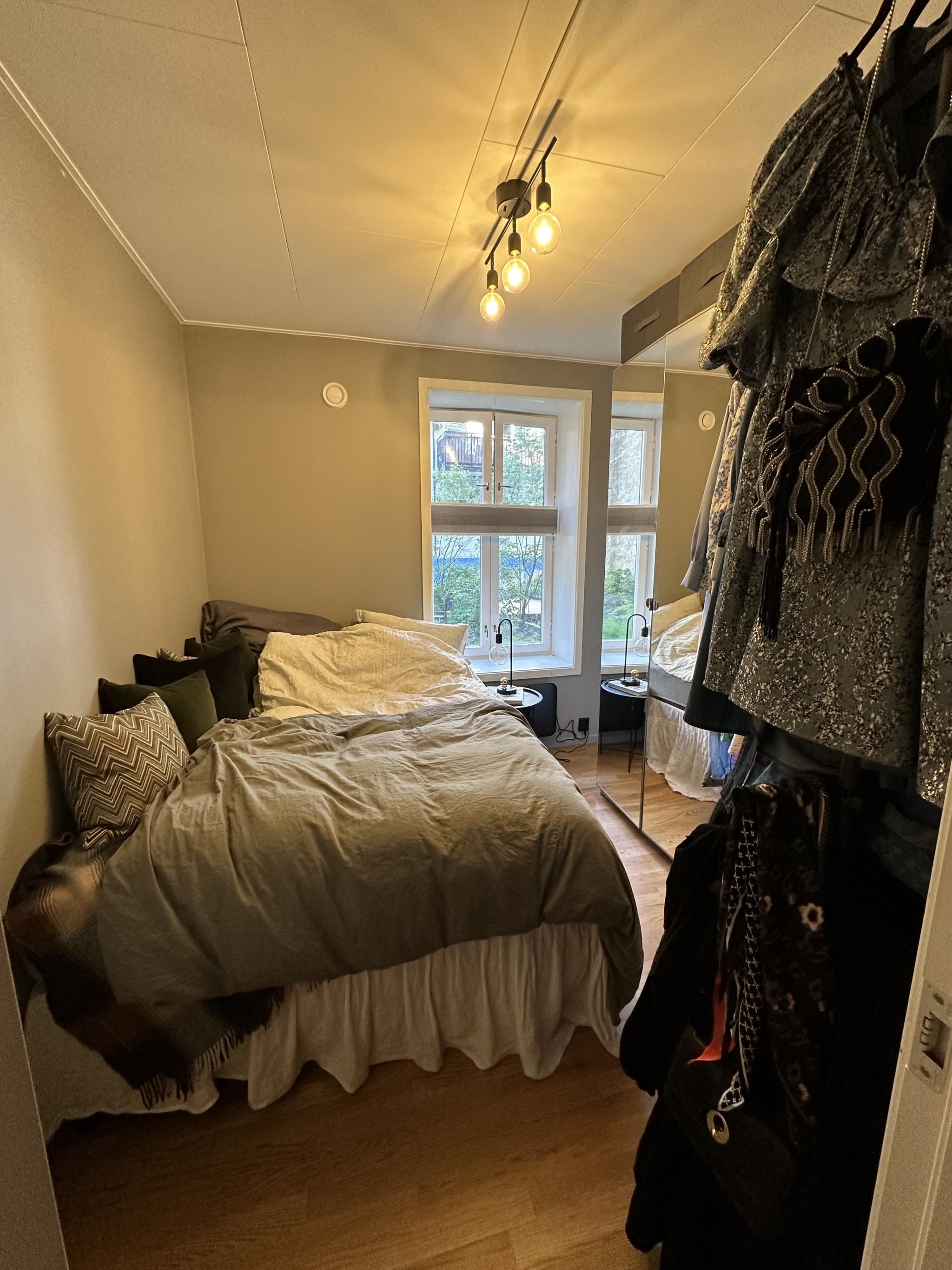 Soverom 2. Garderobeskap og smart åpent garderobepsystem. 150 seng på bilde.