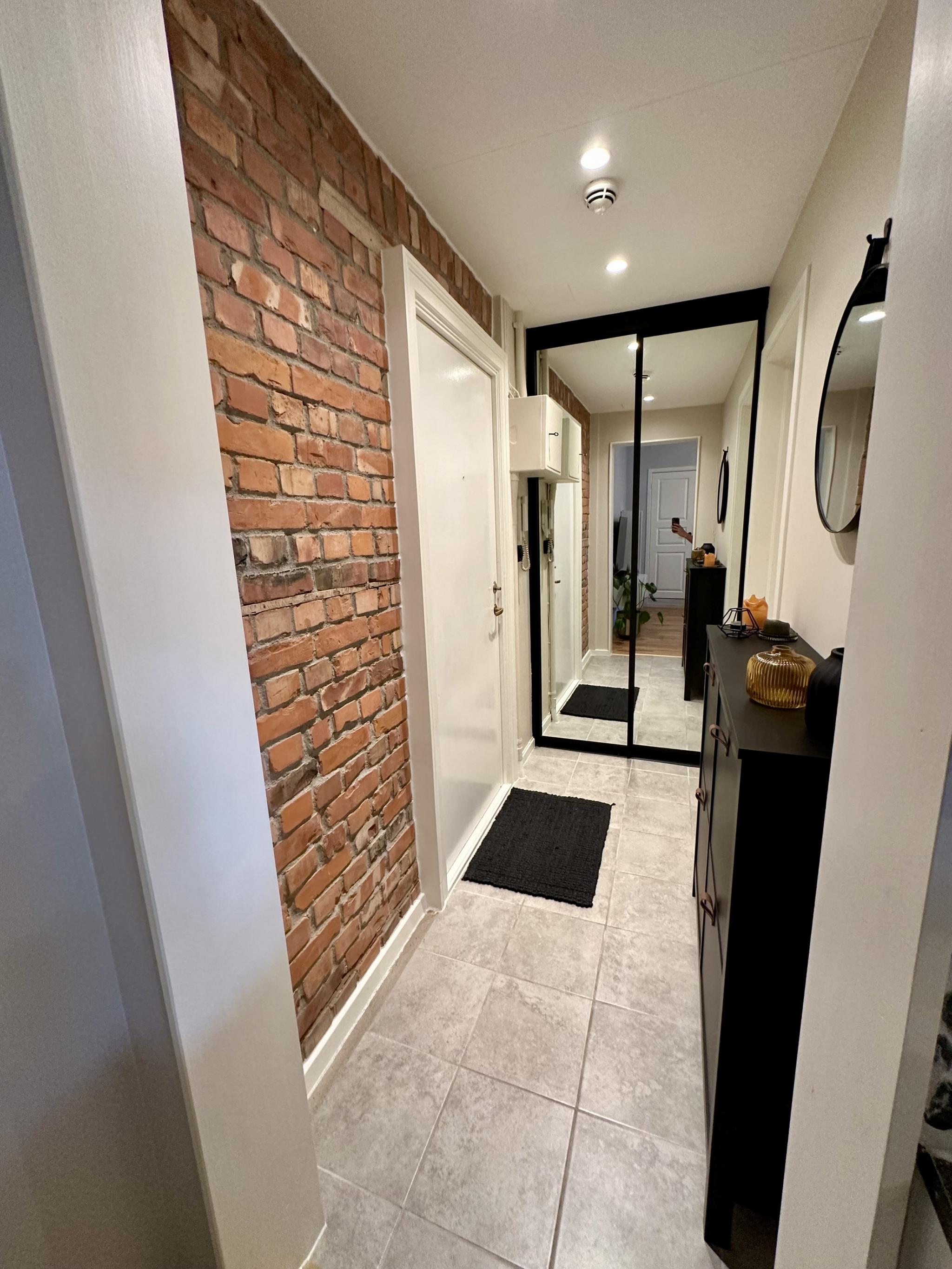 Entre med god plass til å henge av seg. Tilpasset skyvedørsgarderobe