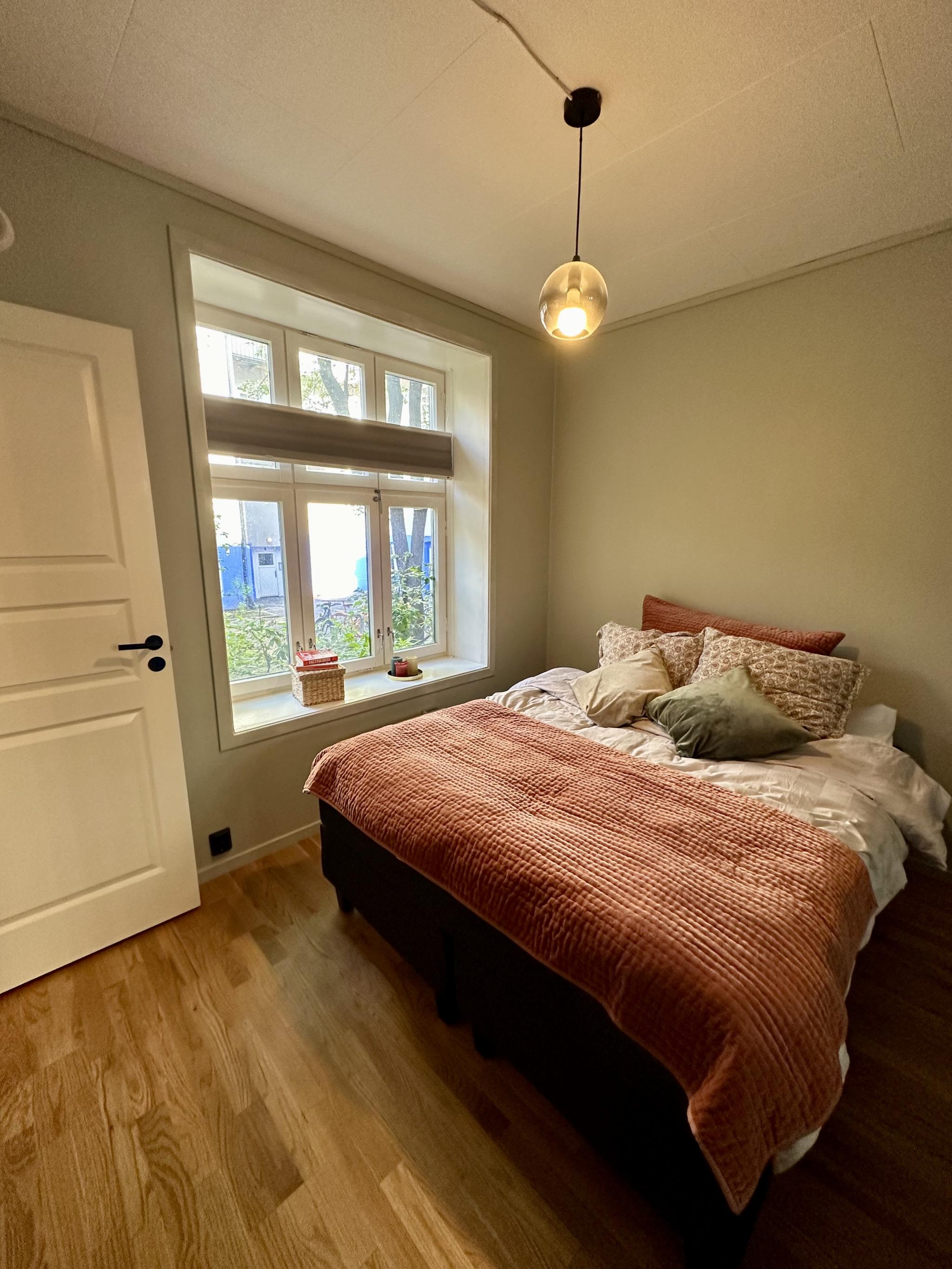 Soverom 1, vendt mot rolig bakgård. 150 seng på bilde