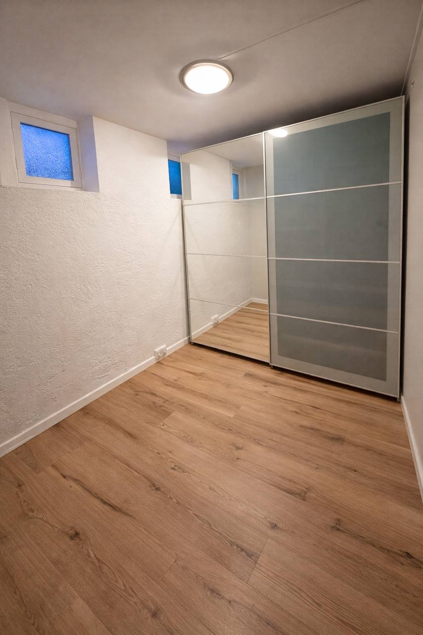 Soverom med skyvedørsgarderobe og plass til seng.