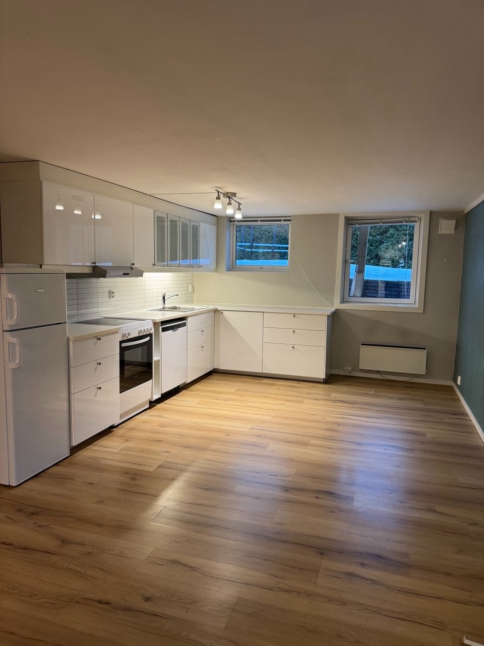  Stue/kjøkken (motsatt vinkel)
Åpen og funksjonell løsning med god plass til både sofa- og spiseområde.