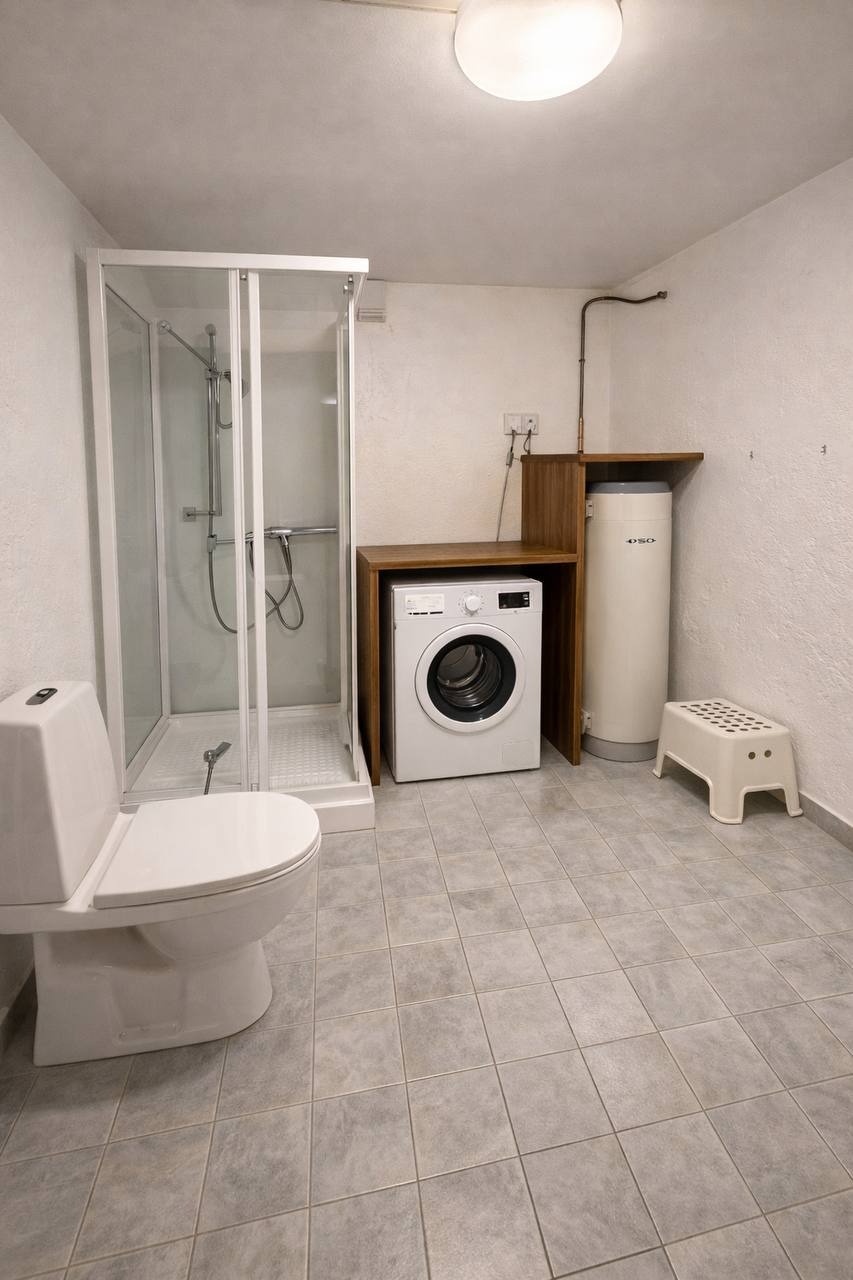 Bad/vaskerom
Flislagt bad med dusj, WC og vaskemaskin.