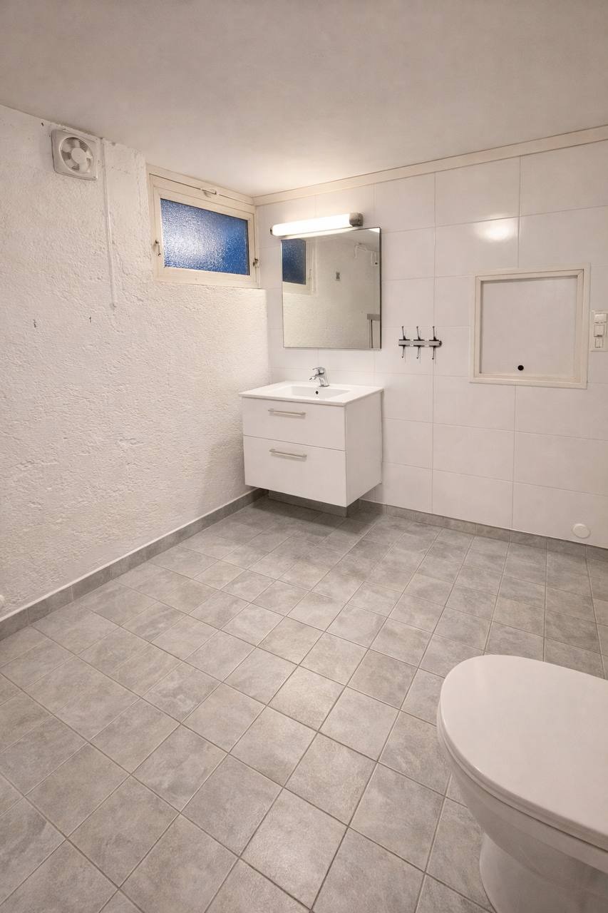  Bad (servant)
Moderne servant med speil og oppbevaringsplass.
