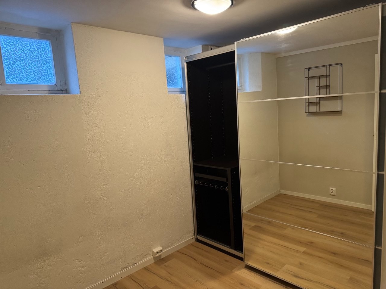 sov 2 med garderobeskap