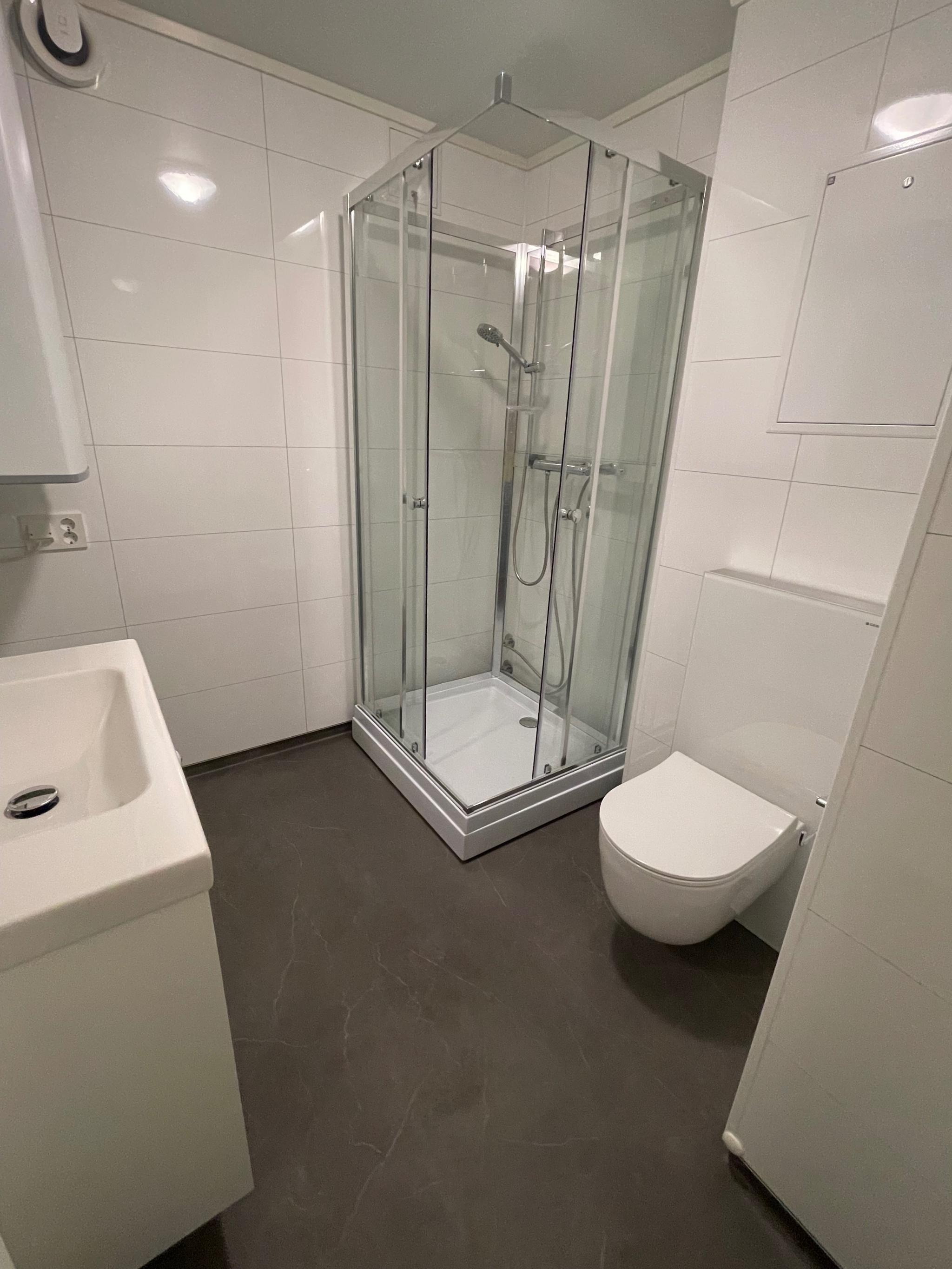 Bad med varmekabler i gulv, og plass til vaskemaskin.