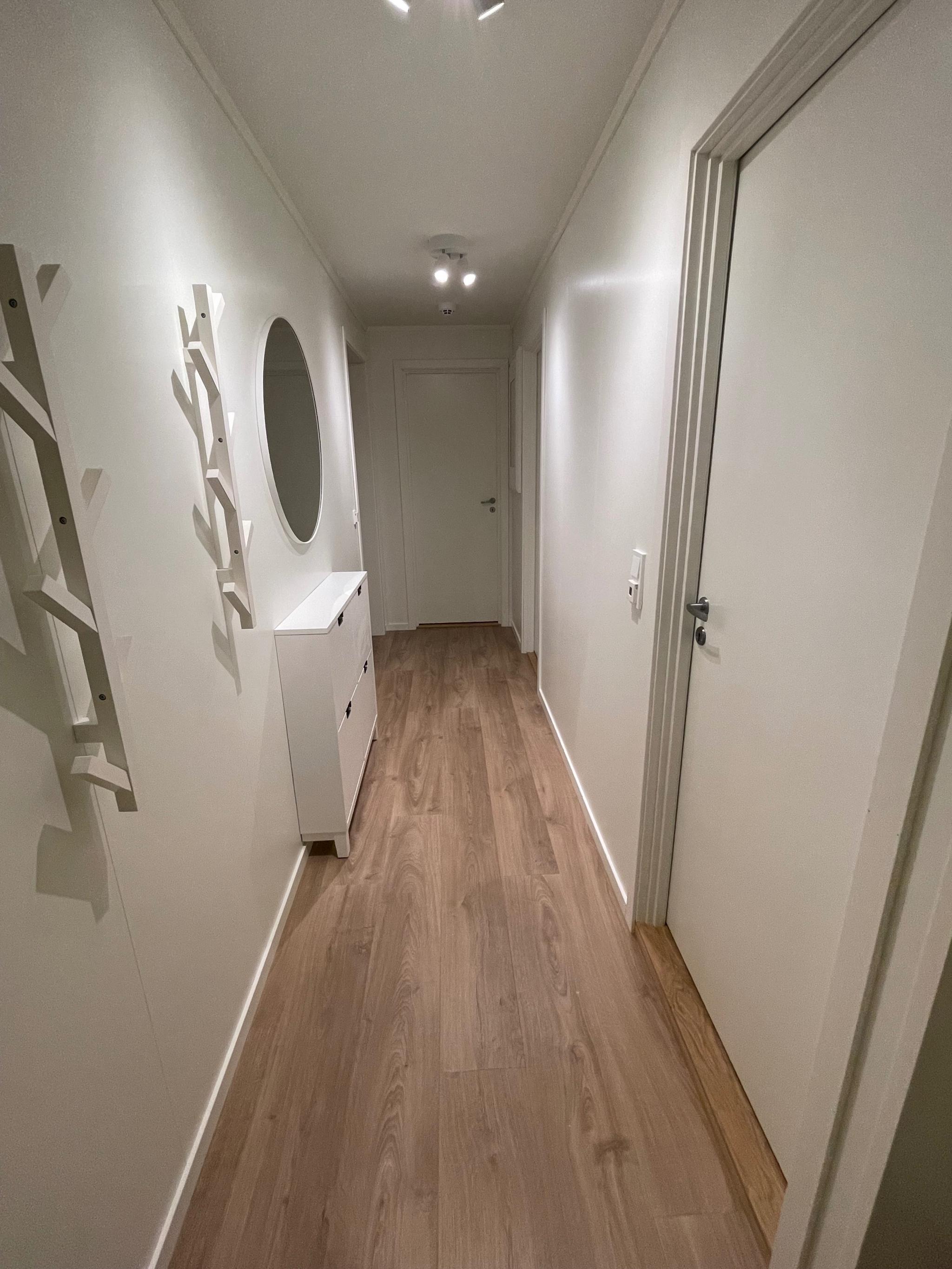 Hall med varme i gulv, skoskap, speil og to oppheng for jakker etc.
