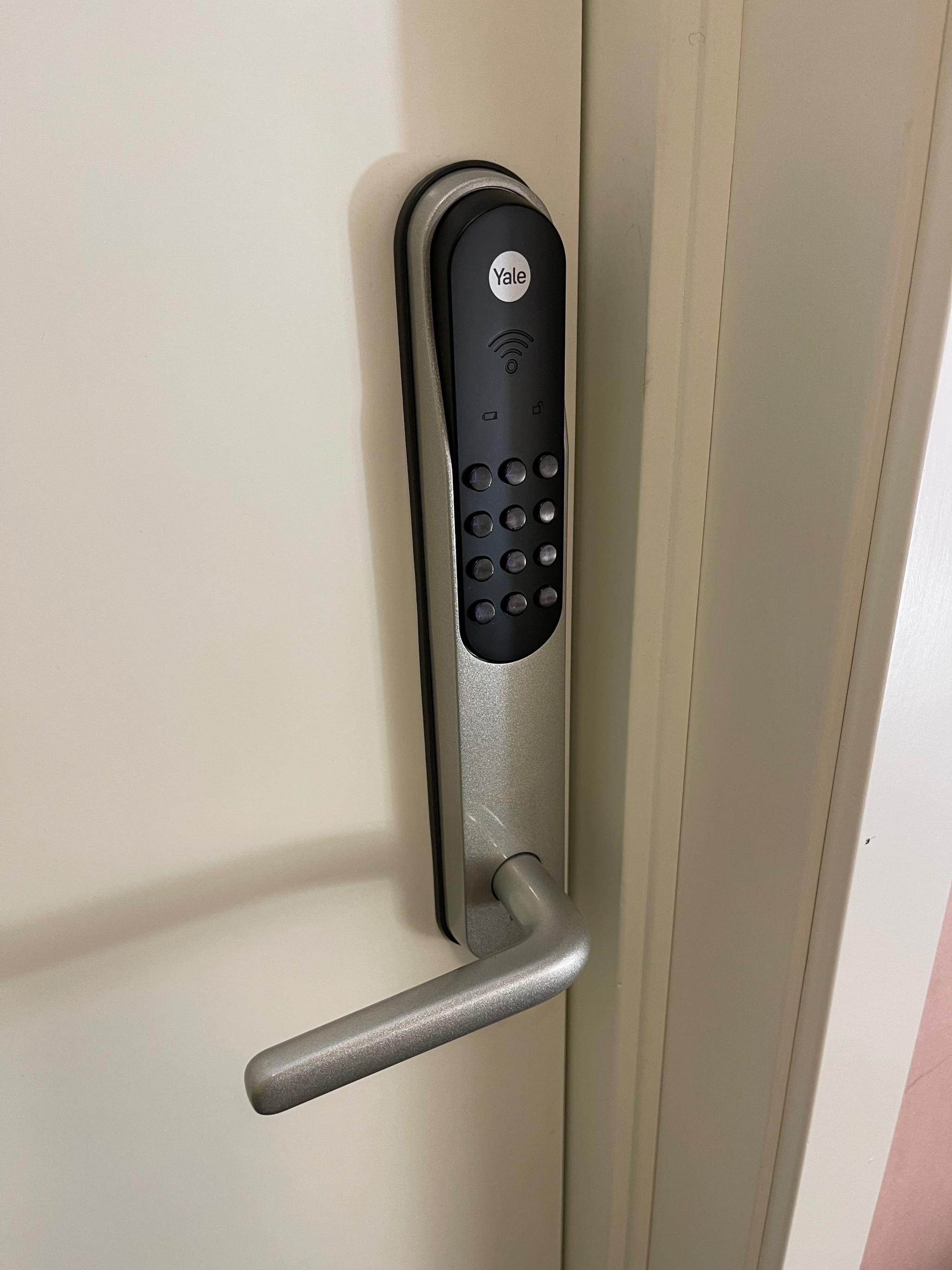 Yale Doorman lås på ytterdør.