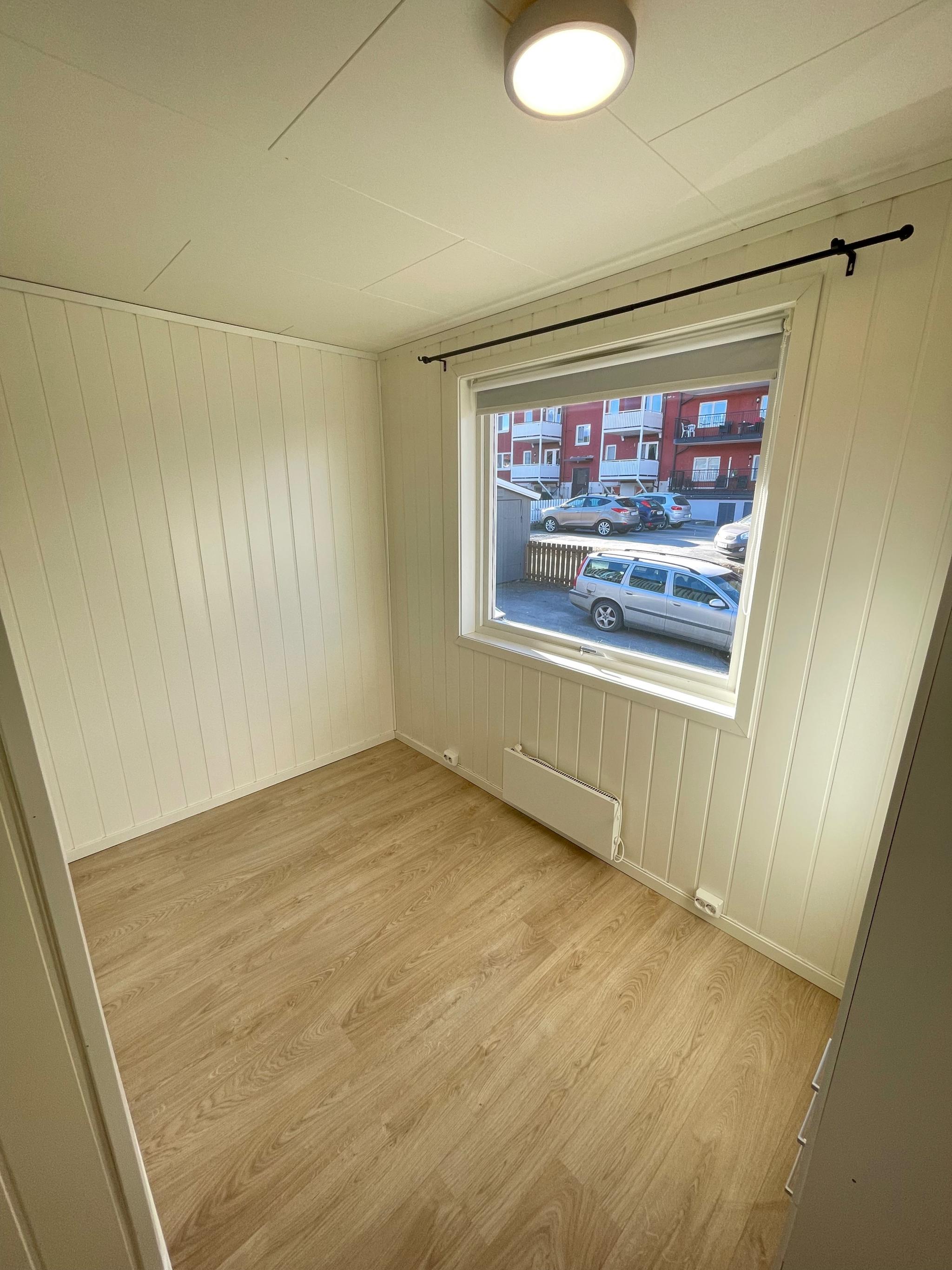 Soverom med klesskap.