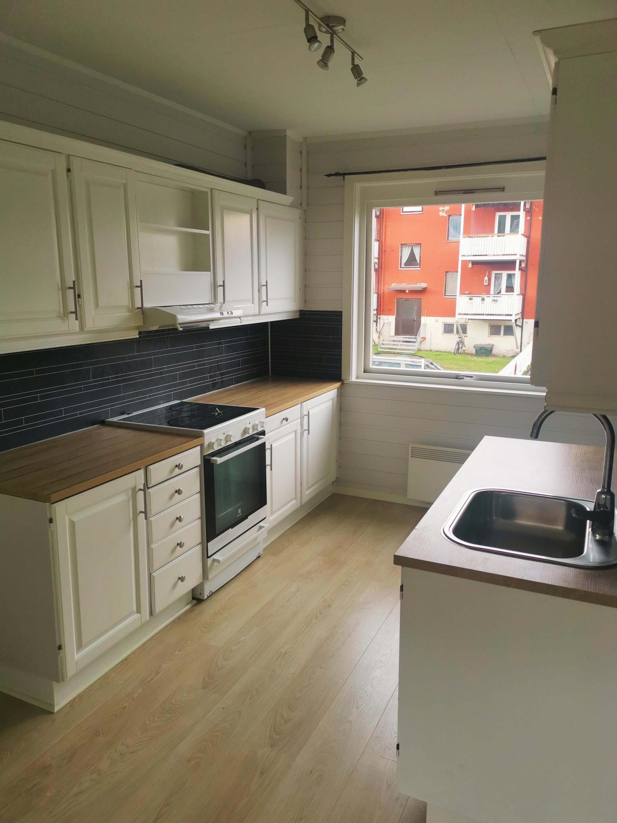 Lettstelt kjøkken med plass til kjøkkenbord
