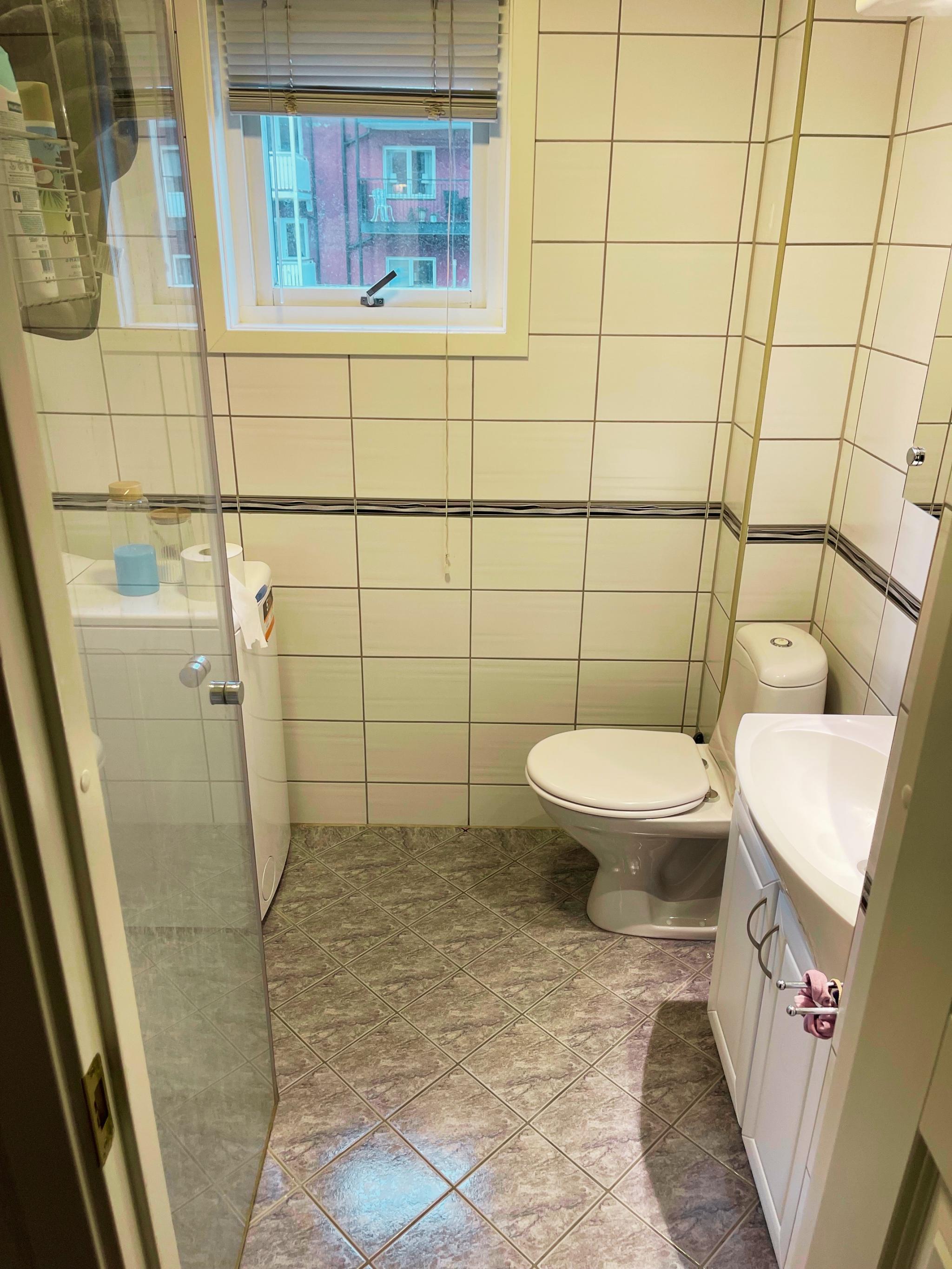 Bad med kabler og plass til vask & tørk