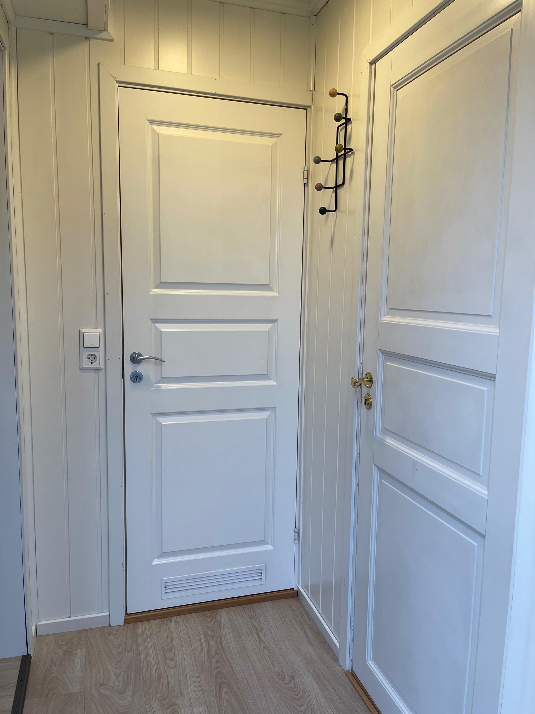 Yttergang med stue til venstre, bad rett fram og soverom til høyre.