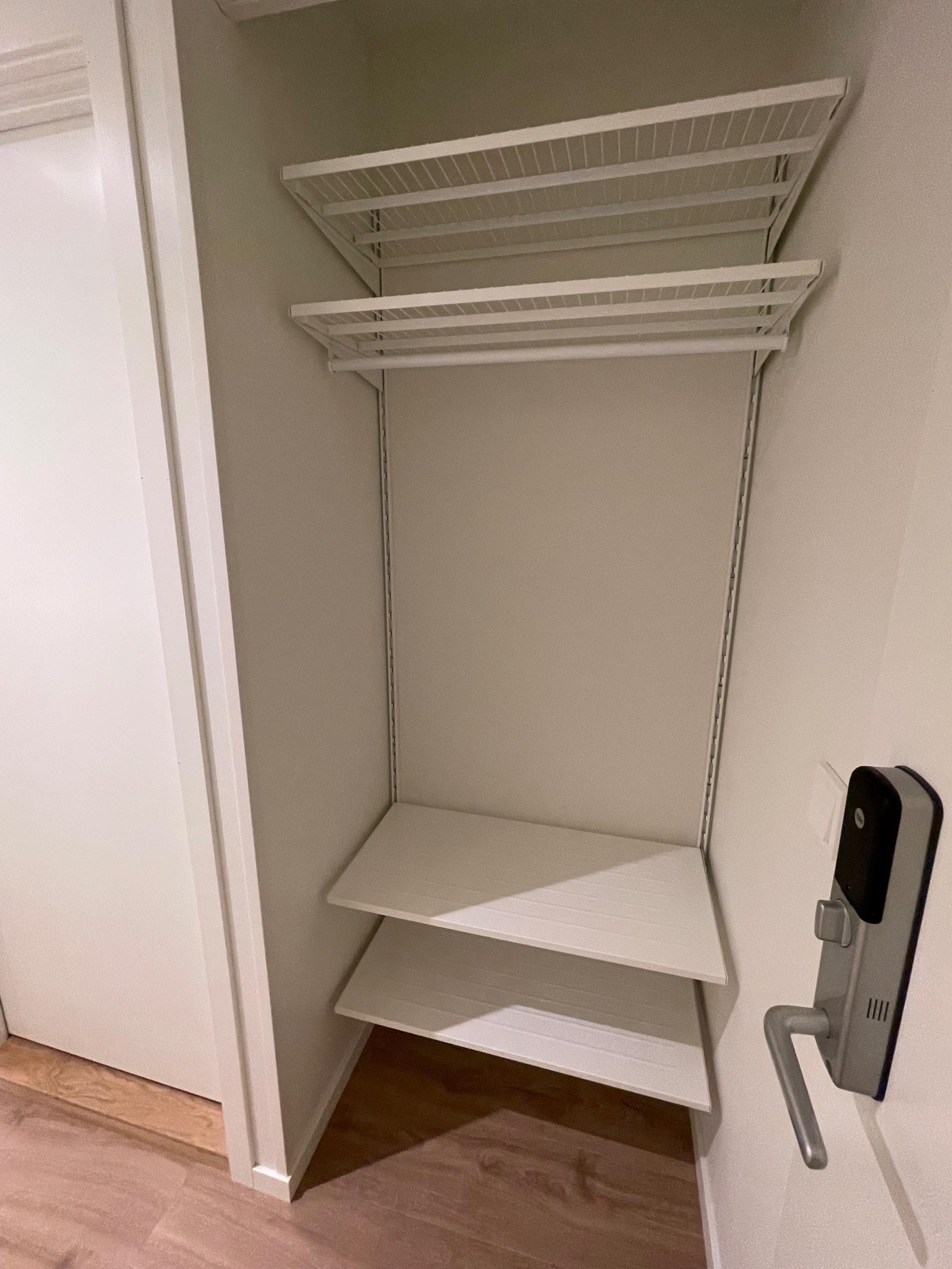 Garderobe med heng og hyller til både sko og øvrigt.