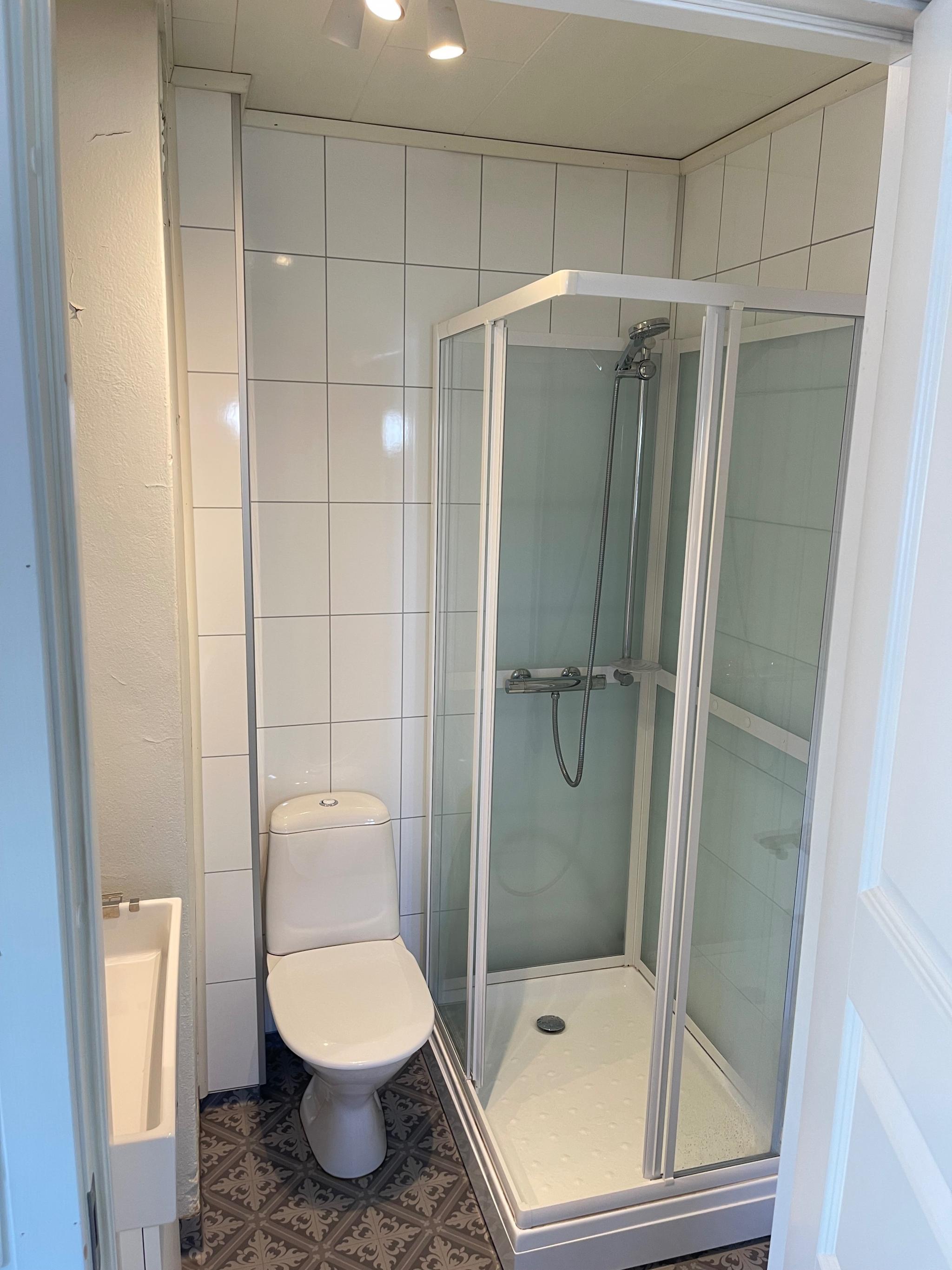 Bad med dusj og toalett.