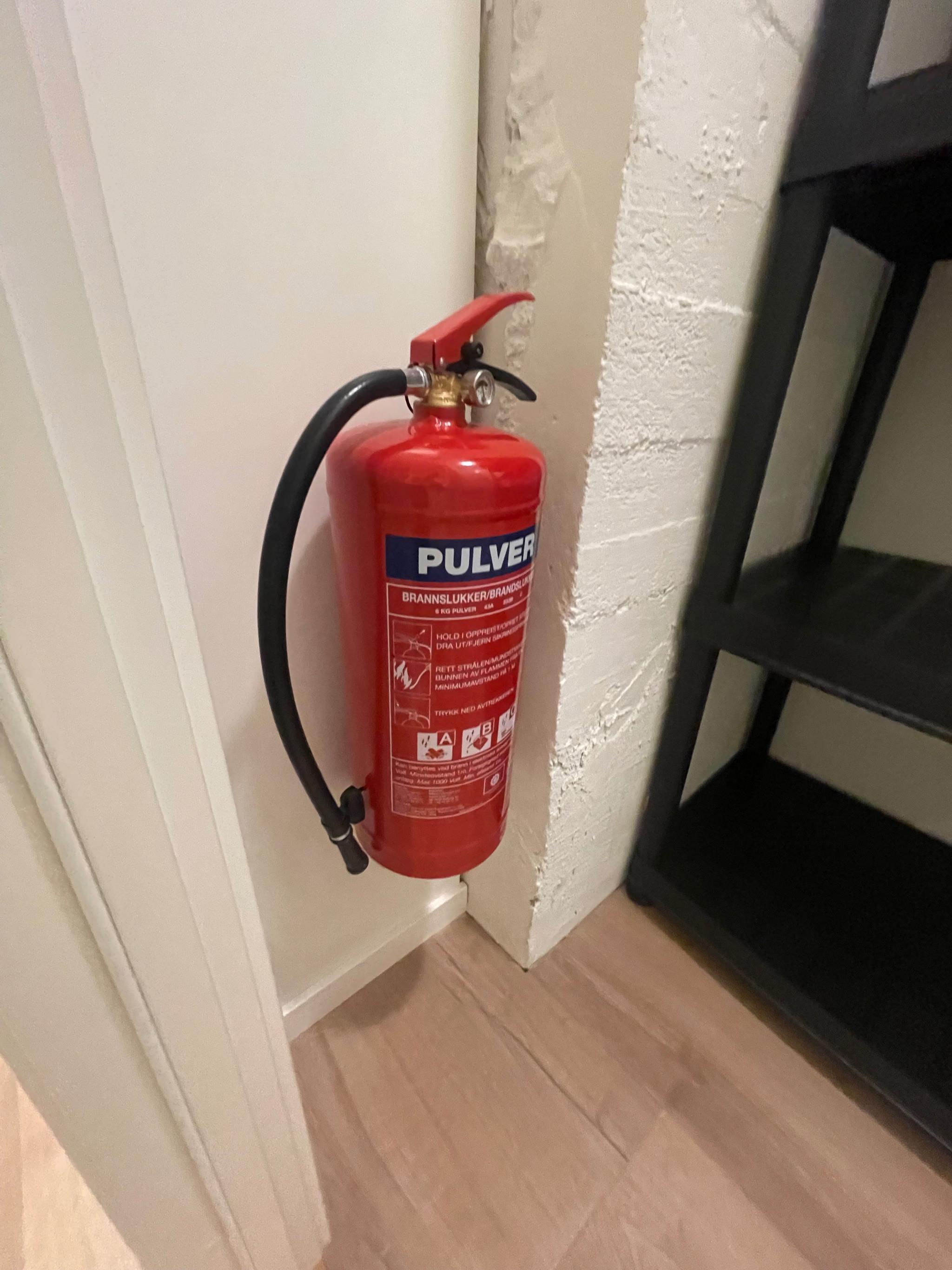 Bod med hyller og brannslokningsapparat
