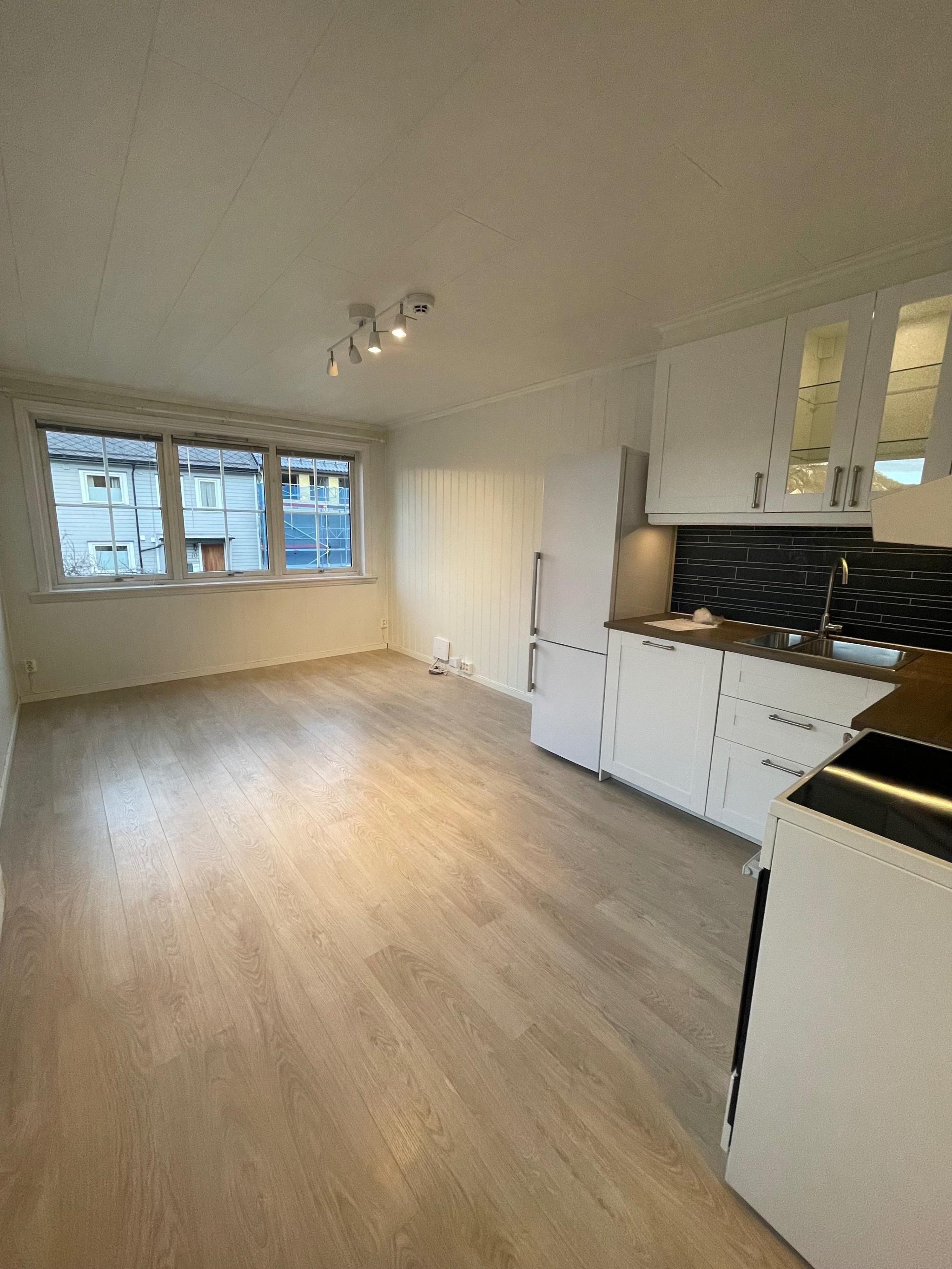 Lys og trivelig stue med åpen løsning.