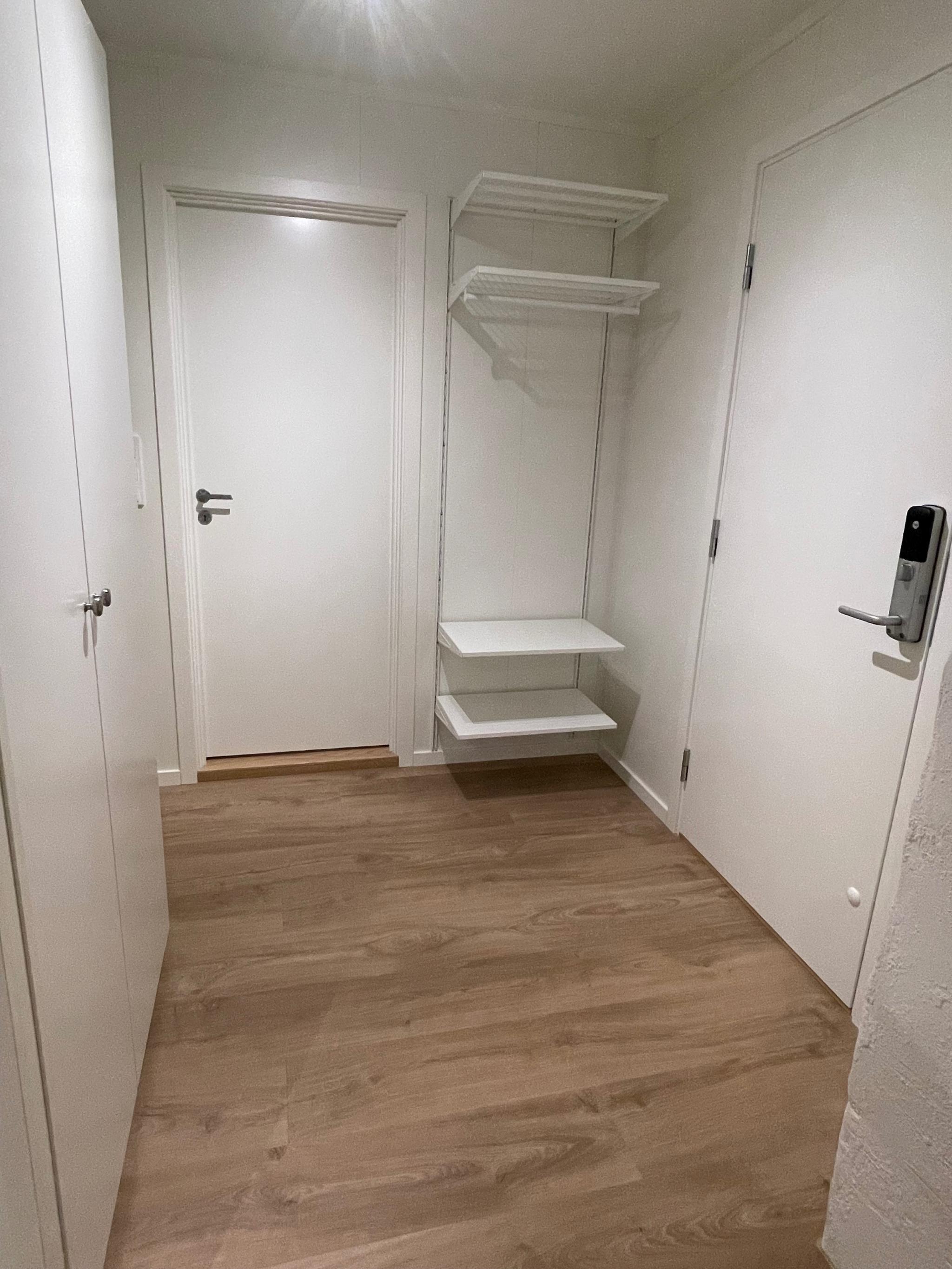 Yttergang med garderobestativ og garderobeskap