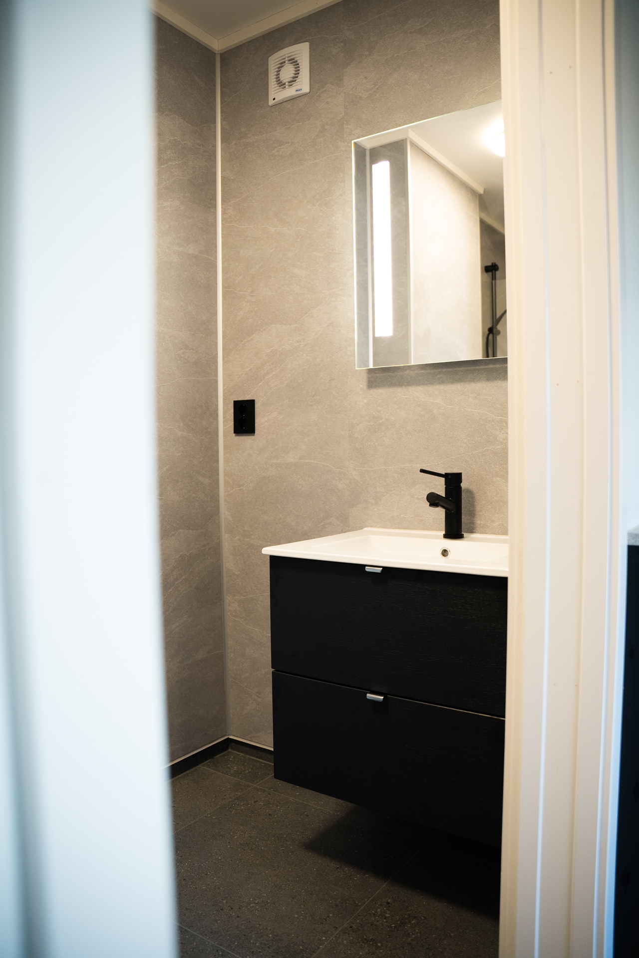 Lyst og moderne bad. Vaskemaskin er nå på plass.