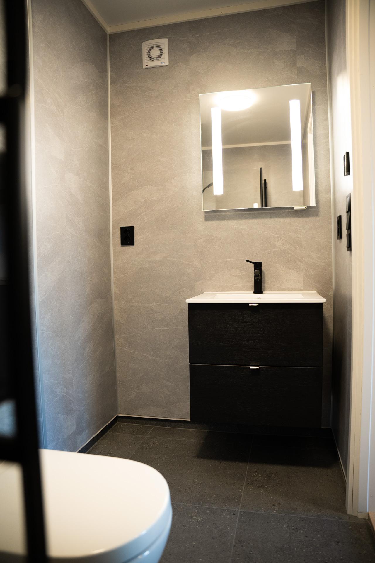 Lyst og moderne bad. Vaskemaskin er nå på plass.