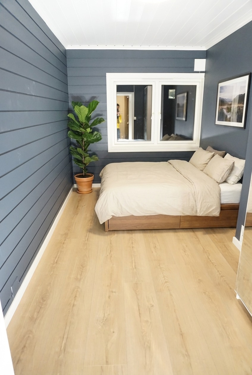 Soverom 1 med god plass til dobbeltseng. (Møbler og interiør er AI generert)