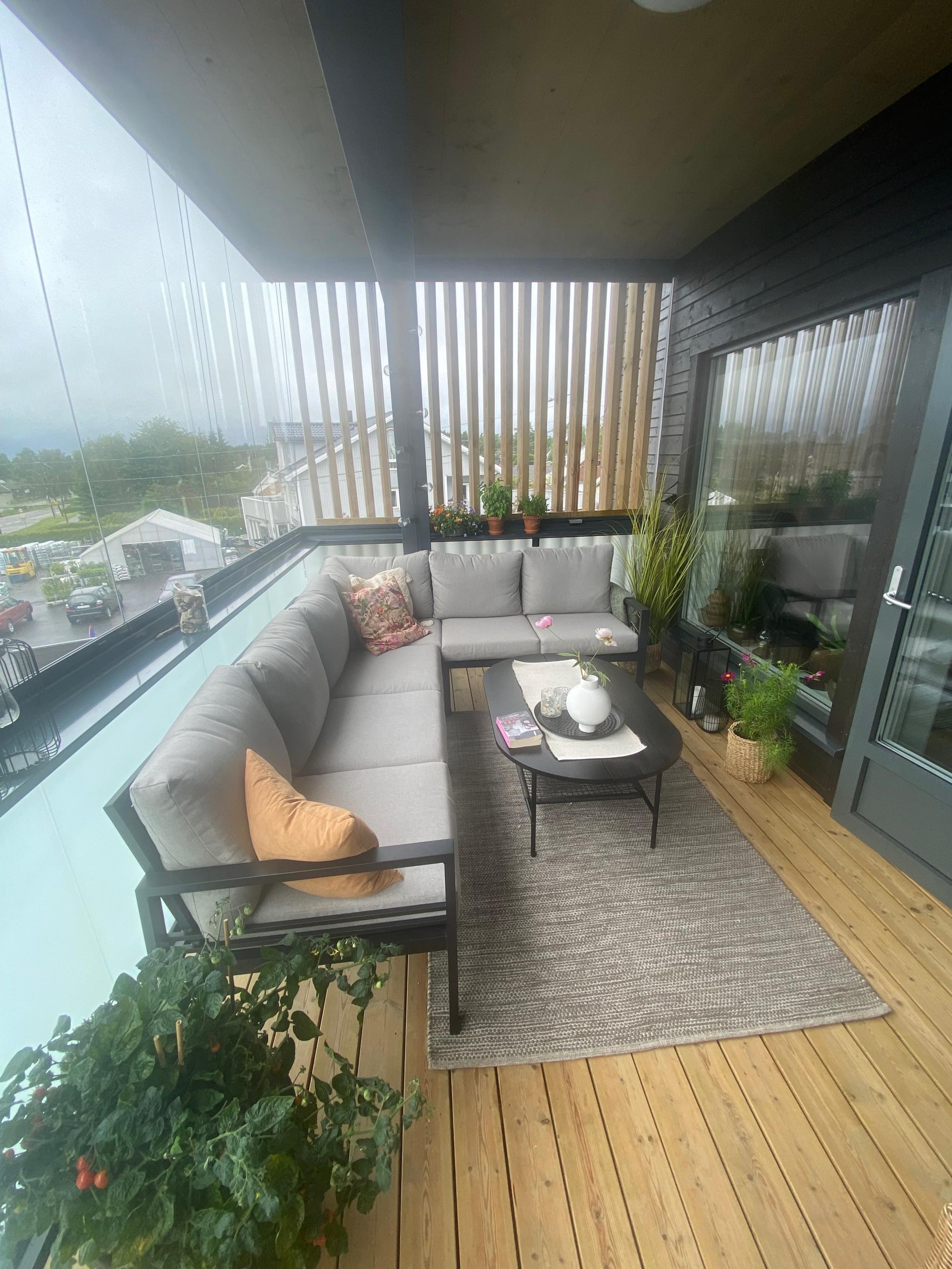Innglasset altan med ny sofa