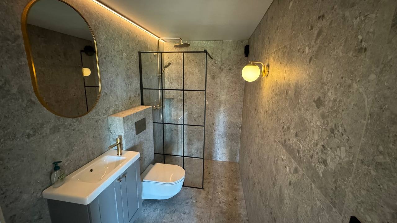 Nytt og moderne baderom, inkludert vaskemaskin 