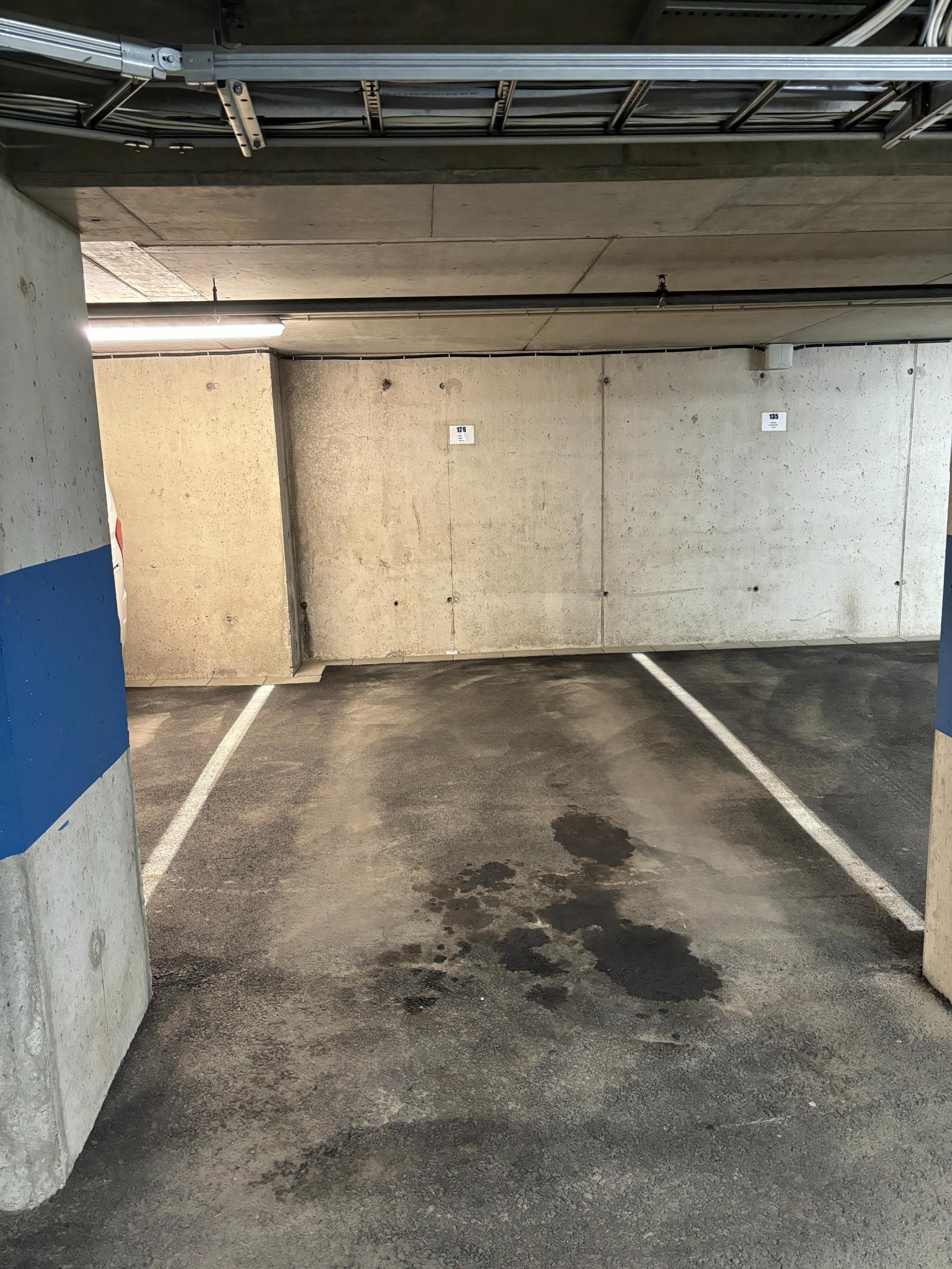 Elbil lader er nå montert på parkingsplassen og man trenger bare å tegne abonnement for å benytte seg av denne.