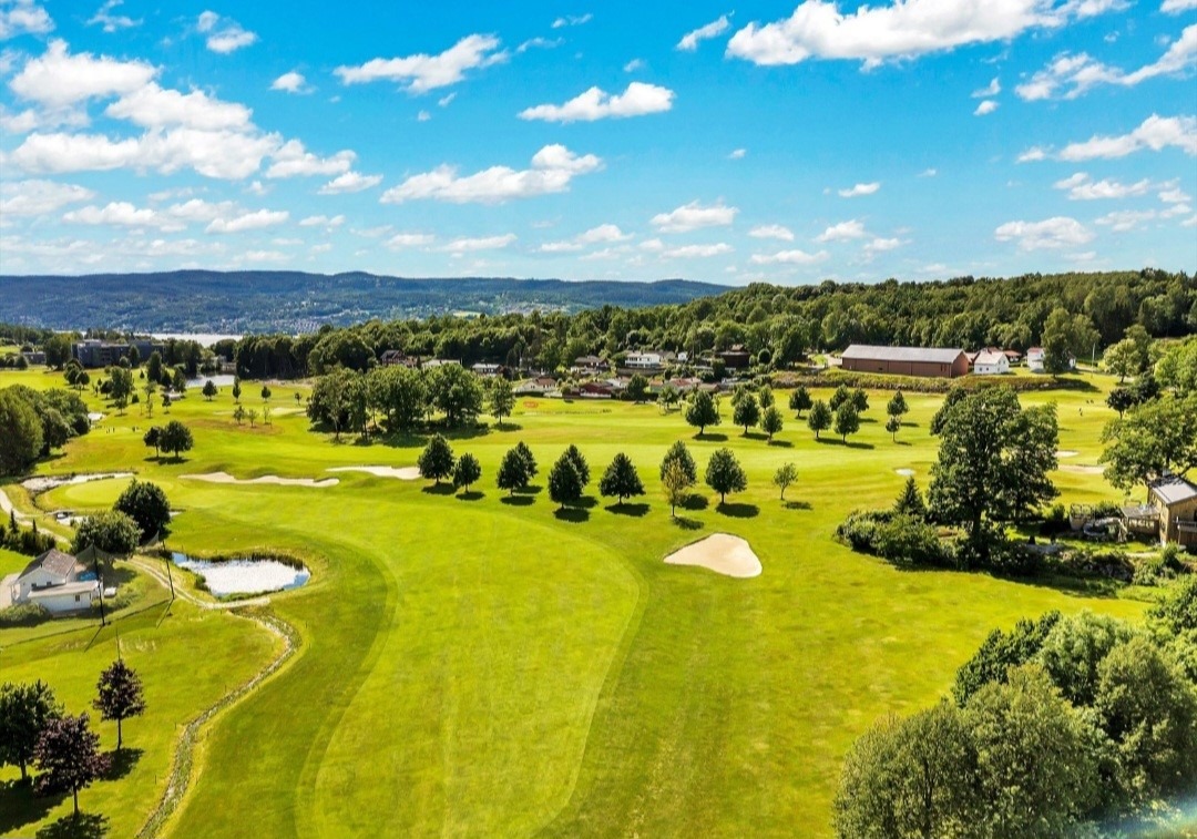 Drøbak Golfbane, like ved ligger det et tennisanlegg