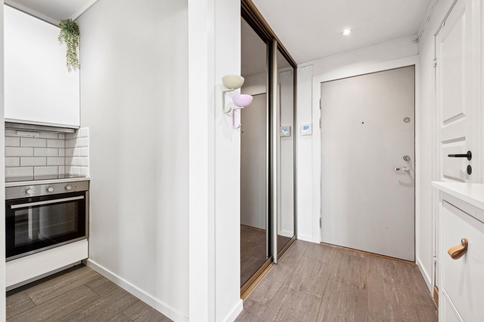 Entré/gang er romslig med god plass til av- og påkledning.