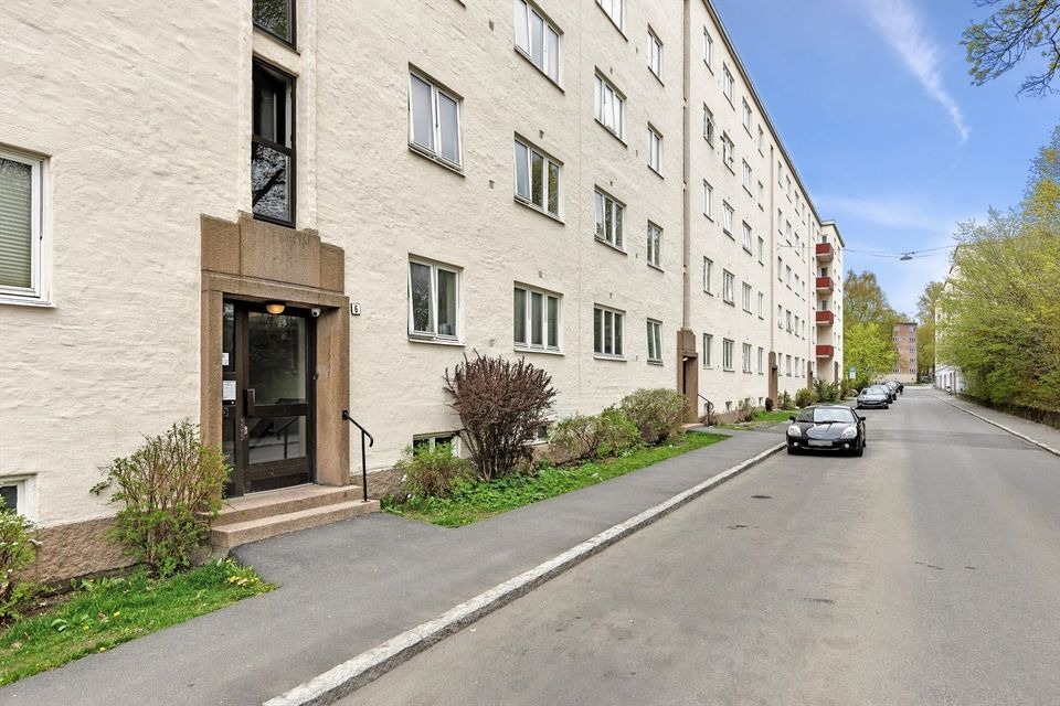 Sameiets fellesområde er pent opparbeidet med grøntområder og sittegrupper.