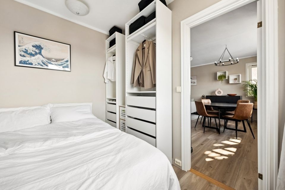 Seng på 140x200. Garderobeskapet medfølger