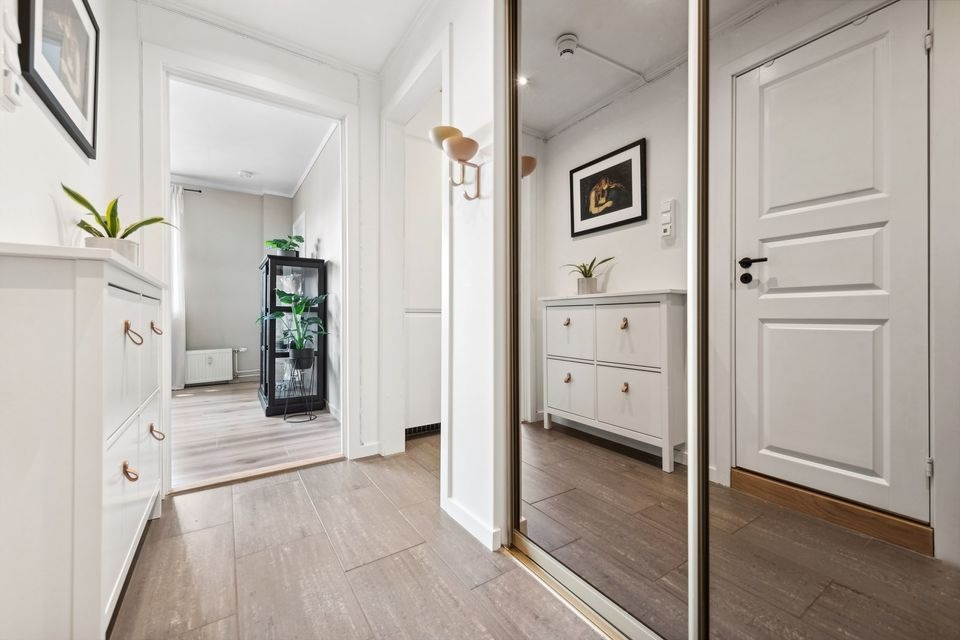 stor skyvedørsgarderobe