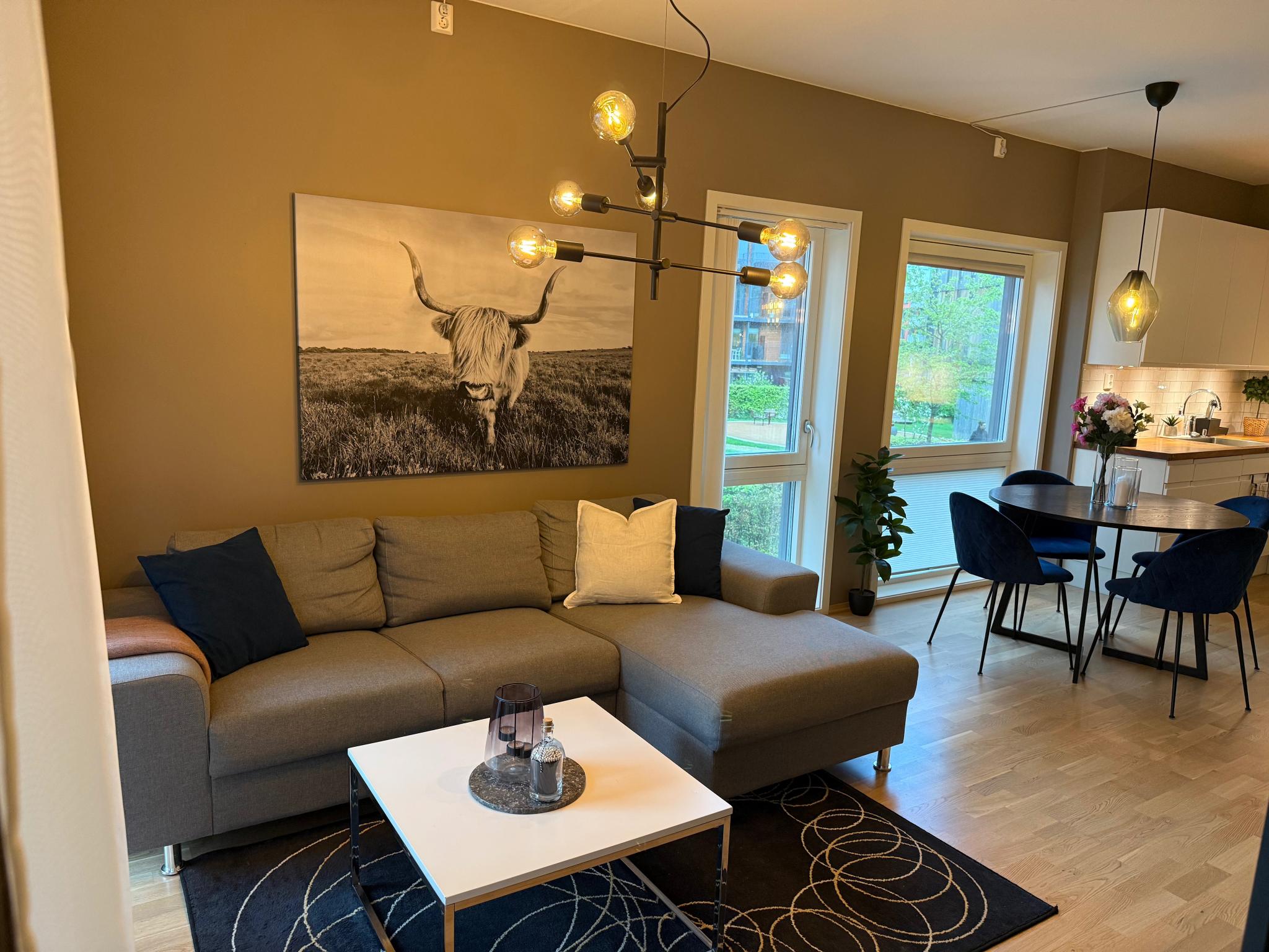 Behagelig sofa og en solid 4K TV på hele 70 tommer