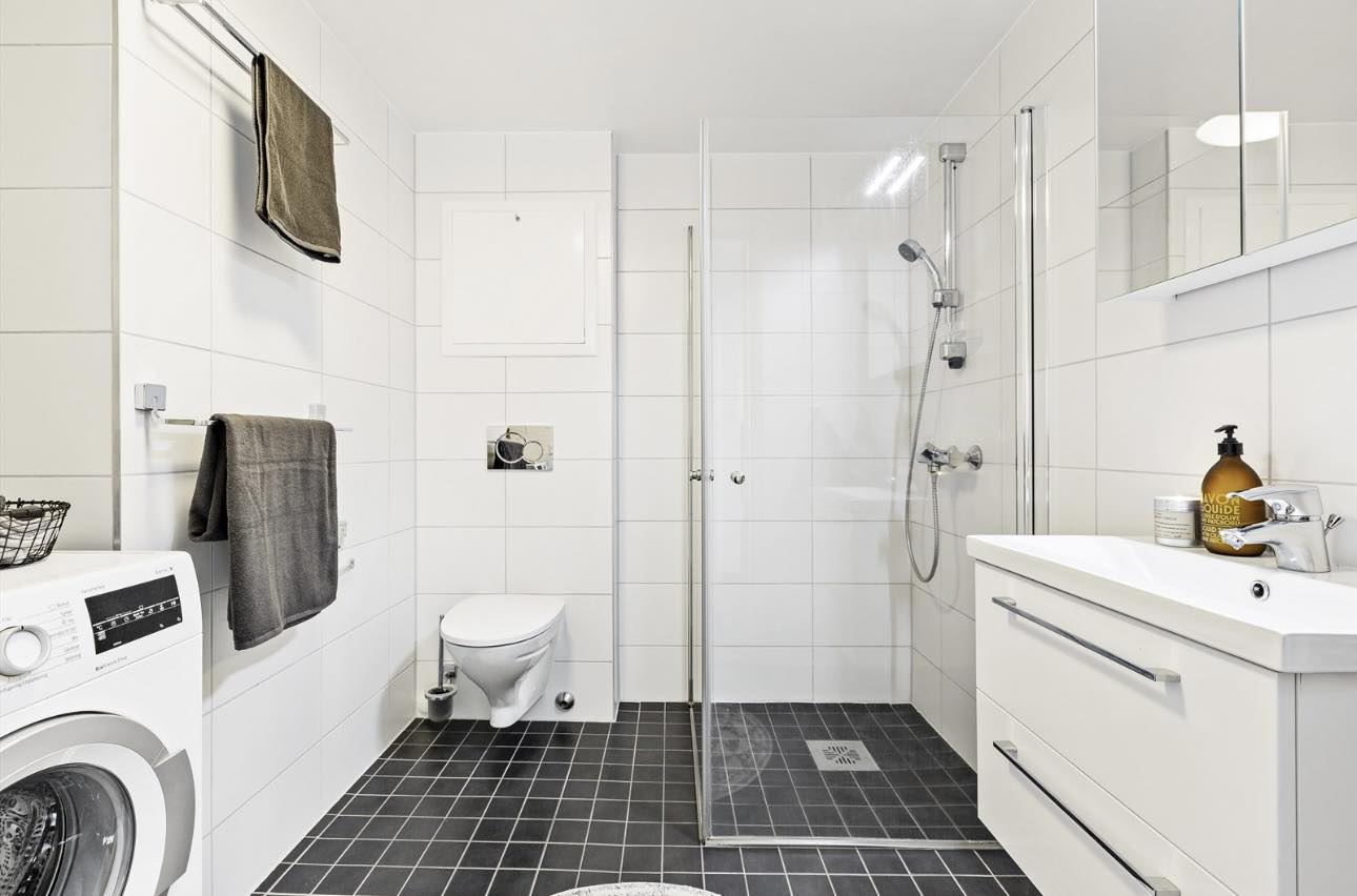 Pent og flislagt bad med varme i gulv og opplegg for vaskemaskin og tørketrommel