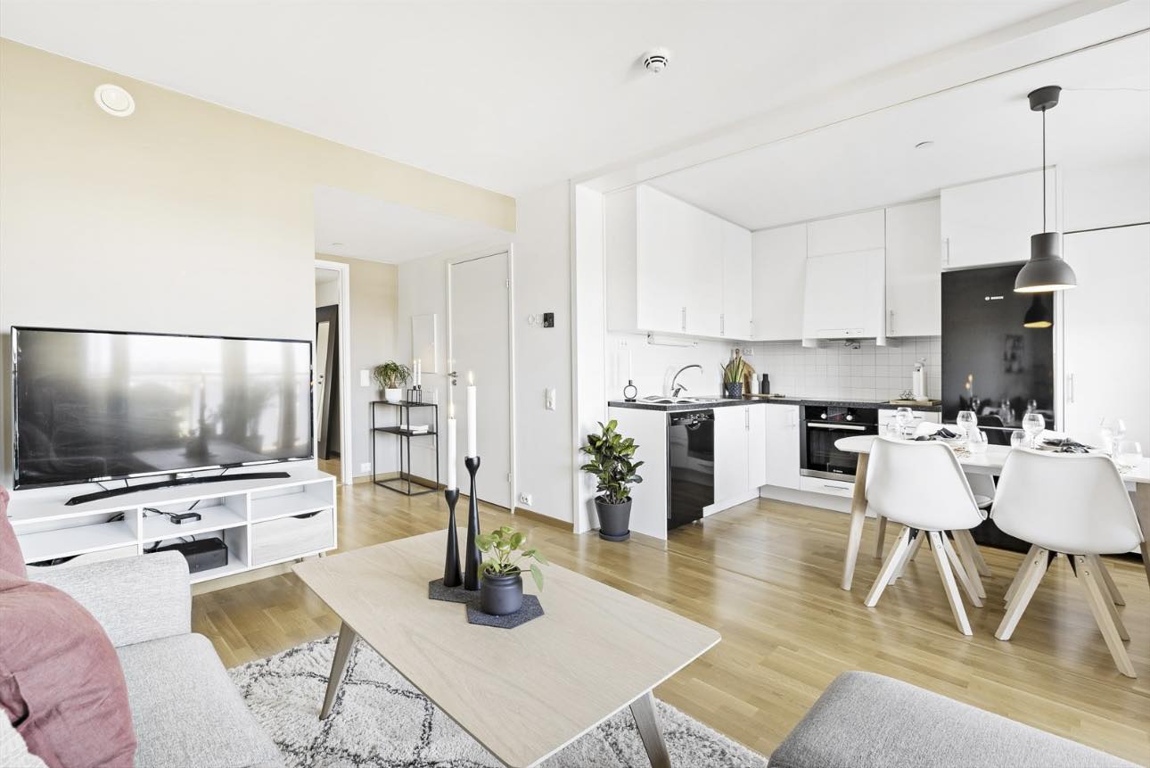 I leiligheten er det satt inn et pent og moderne kjøkken med takhøy innredning