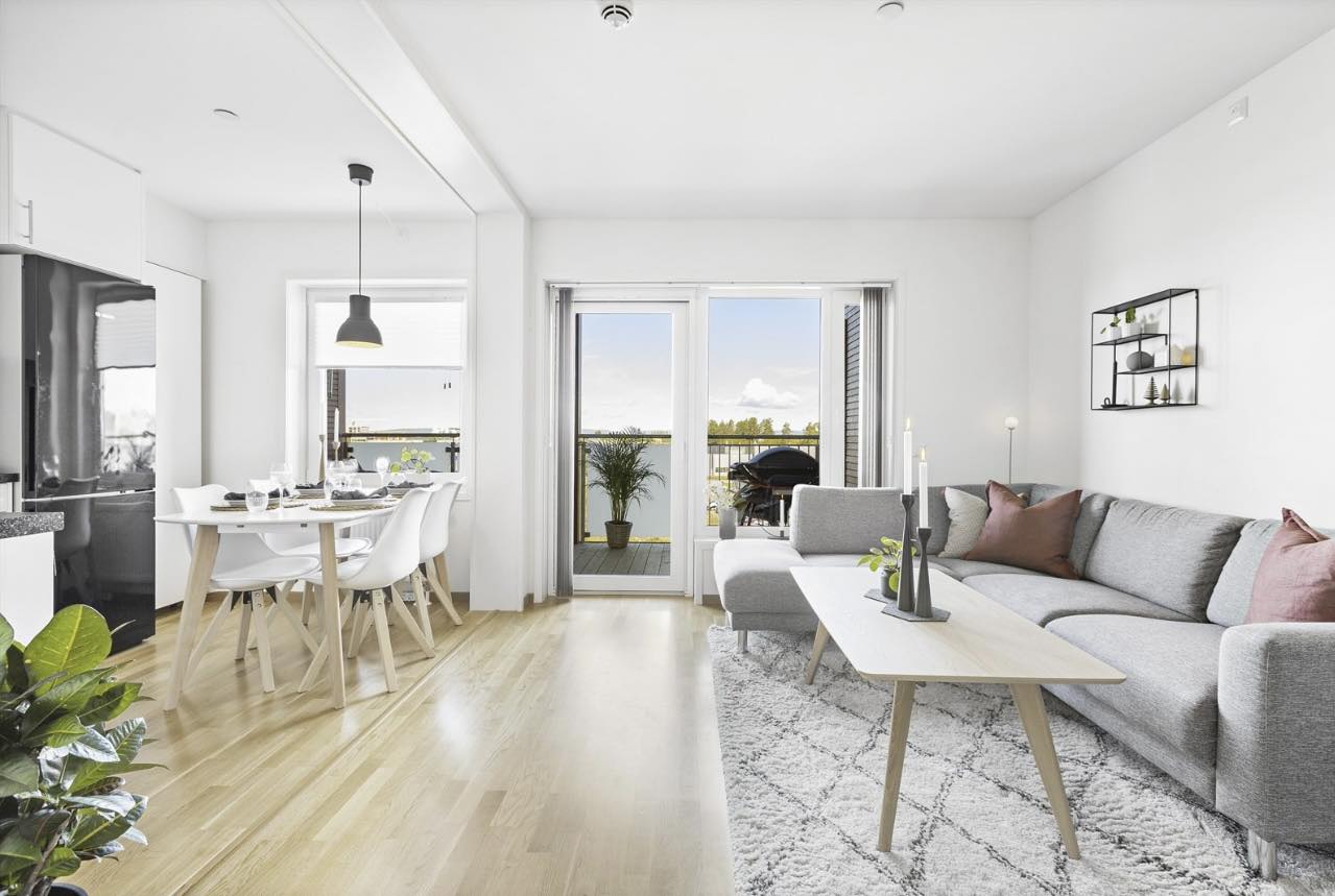 Det er en lys og romslig leilighet med god plass til både sofakrok og spisebord