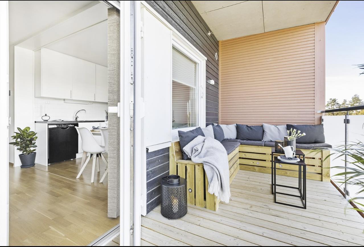 Videre er leiligheten en hyggelig ballkong på ca 9 kvm med plassbygget benk