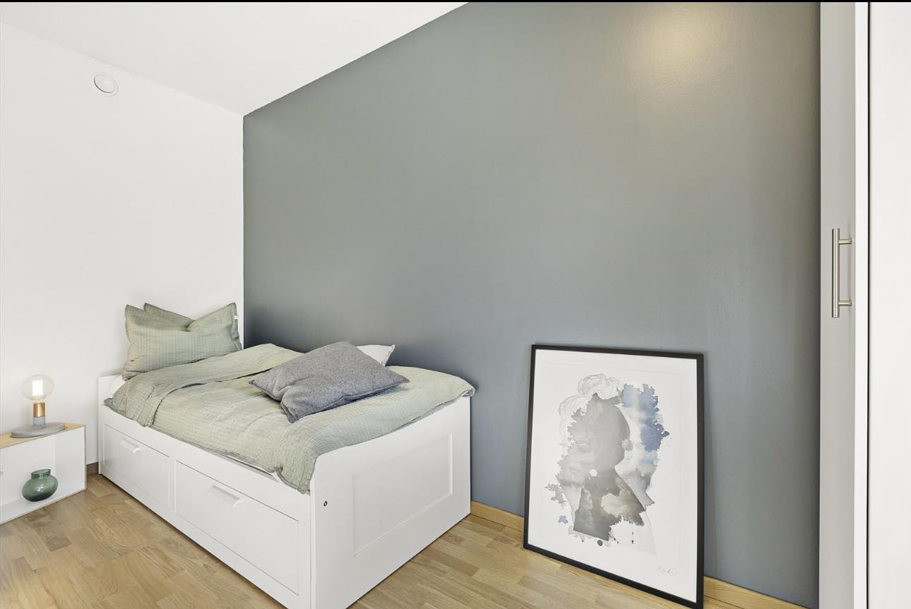 Soverom 2: Plass til seng, pult og garderobe