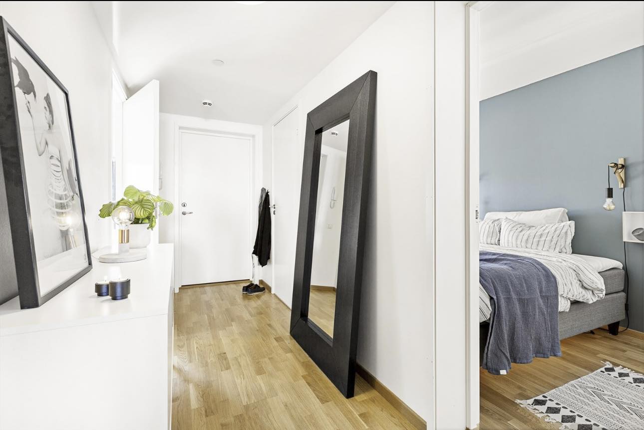 Man ønskes velkommen inn i en stor og romslig gang. Her er det god plass til sko og yttertøy