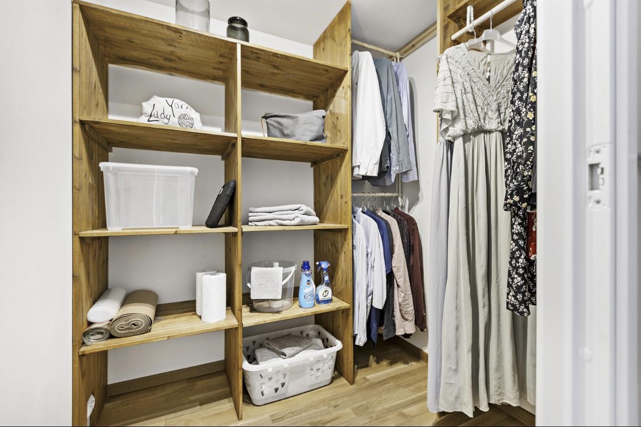 Innvendig bod - praktisk innredet med hyller og plass til oppheng av kjoler og skjorter