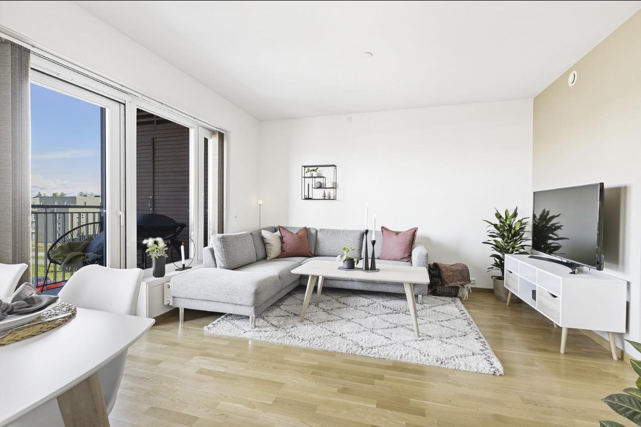 En svært hyggelig leilighet - god plass til sofa, bord og tv-benk