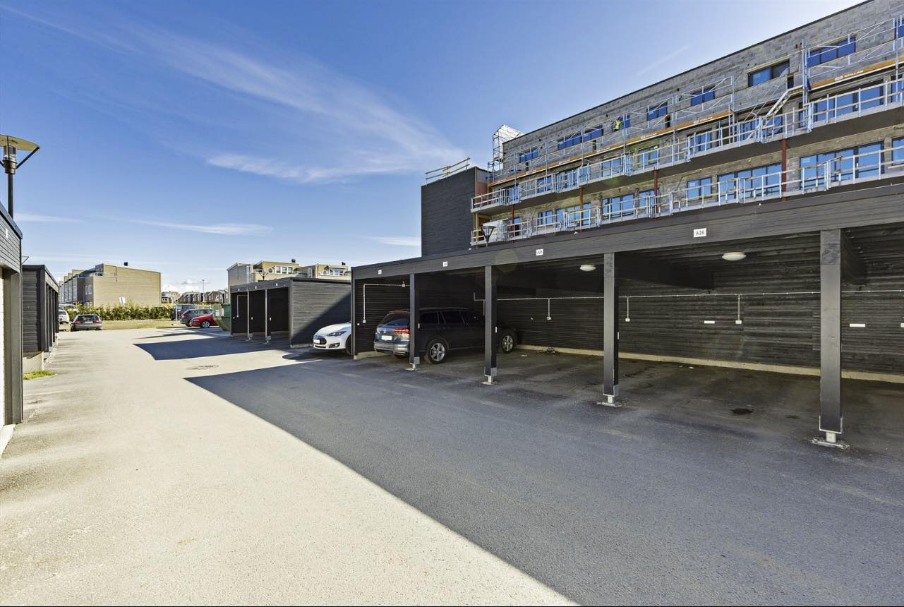 Bilen kan parkeres i tilhørende carport